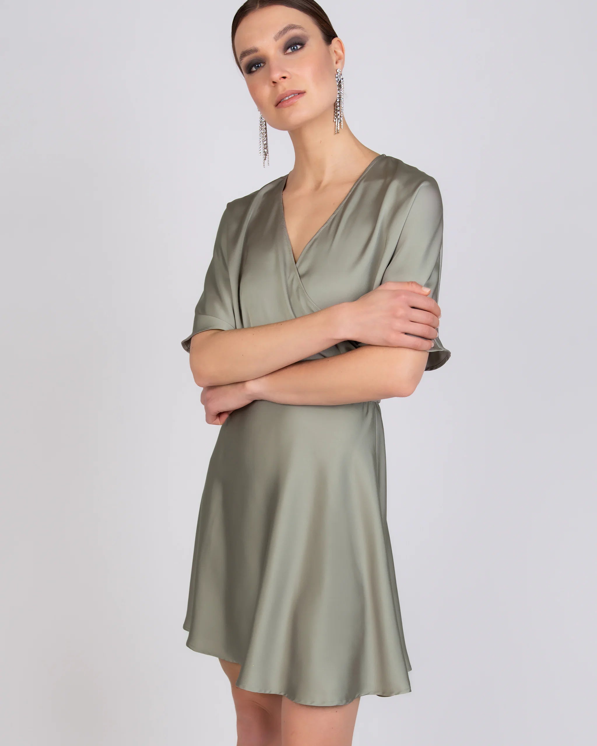 Kurze Satinbluse mit V-Ausschnitt in olive Ansicht vorne