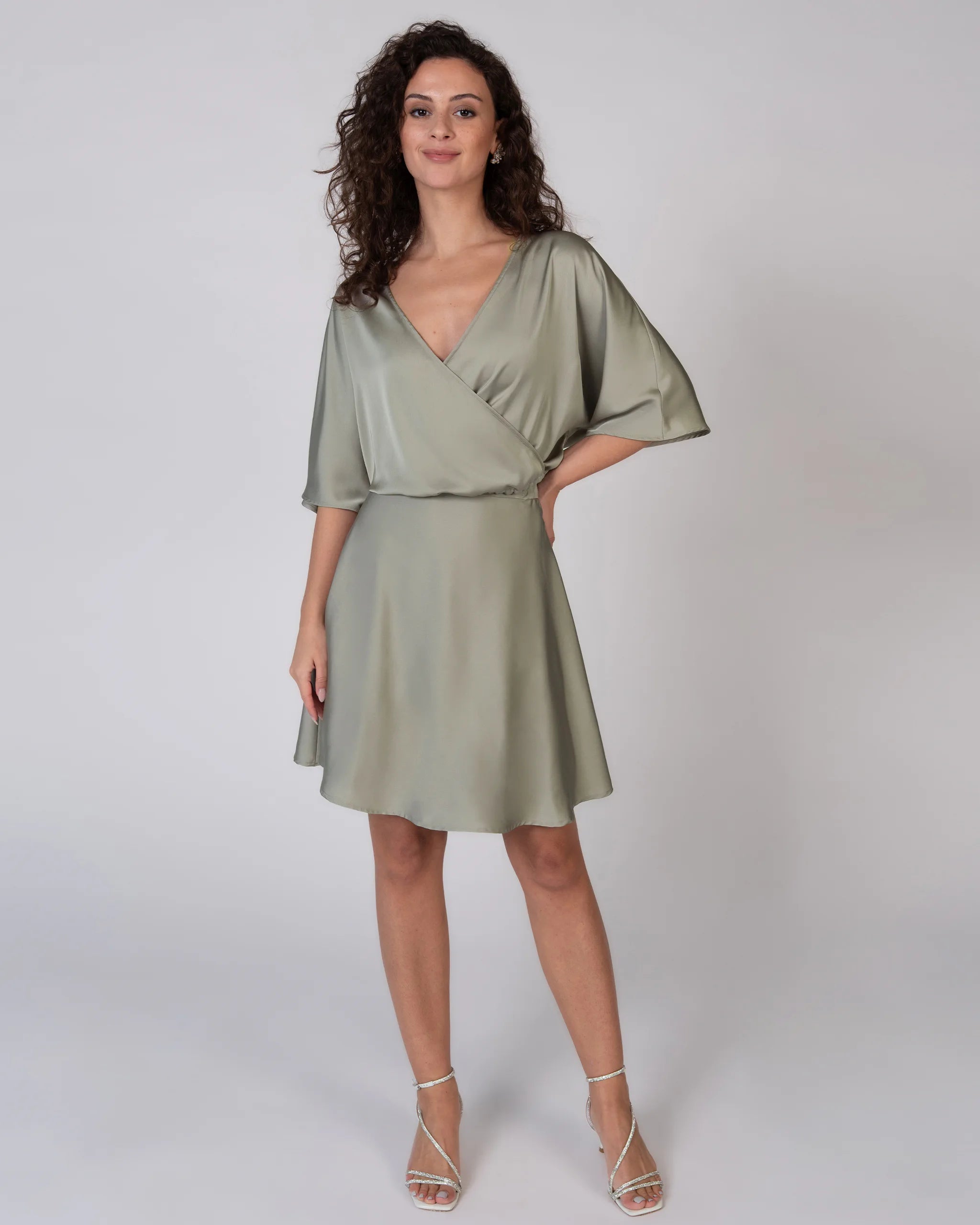 Kurze Satinbluse mit V-Ausschnitt in olive Ganzkörper