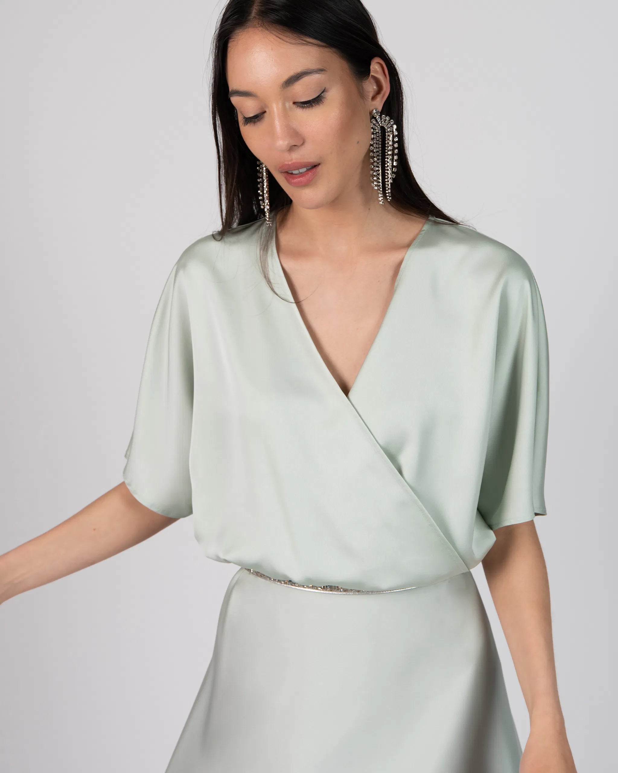 Kurze Satinbluse mit V-Ausschnitt in salbeigrün Ansicht vorne