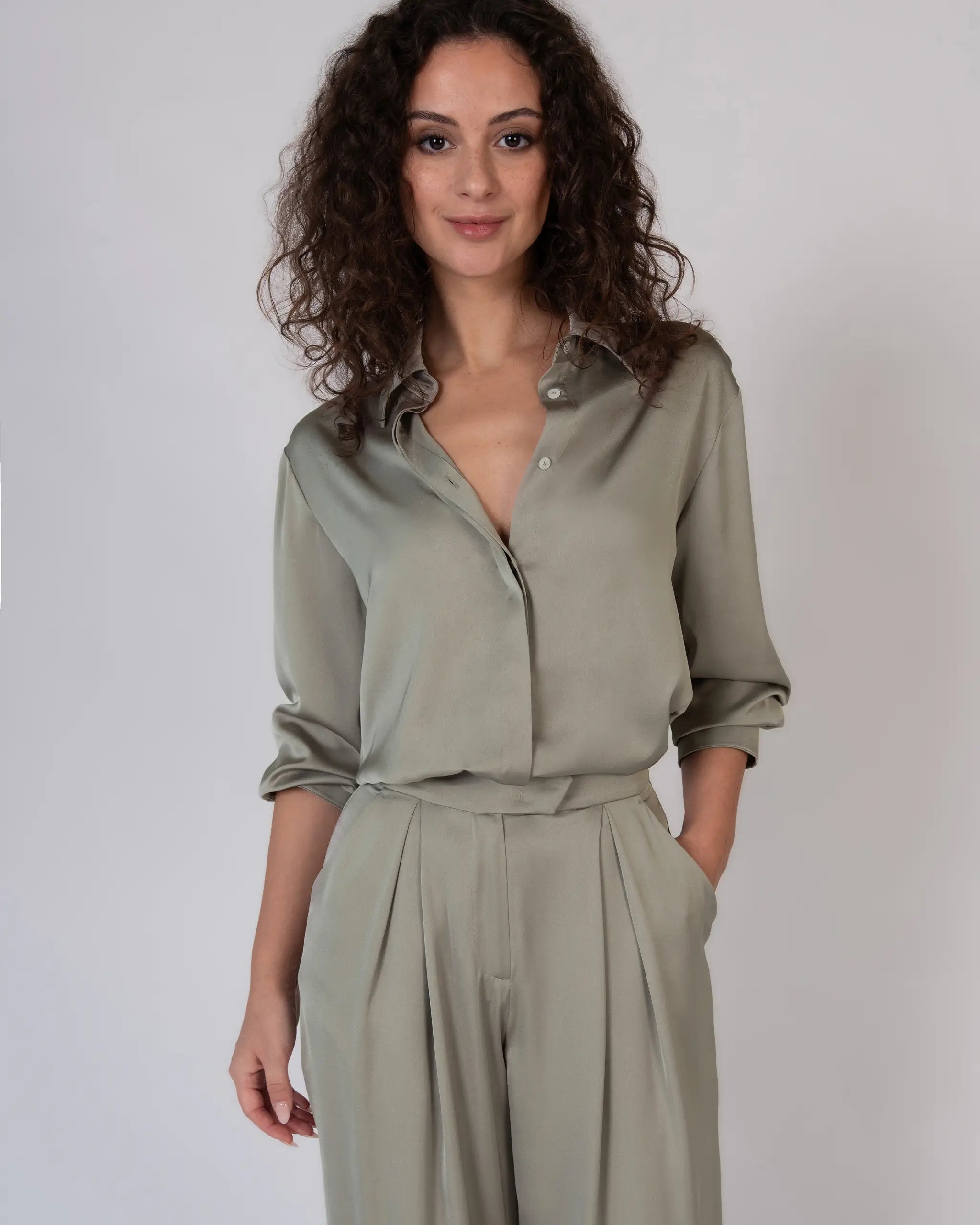Langarm Satinbluse in olive Ansicht vorne