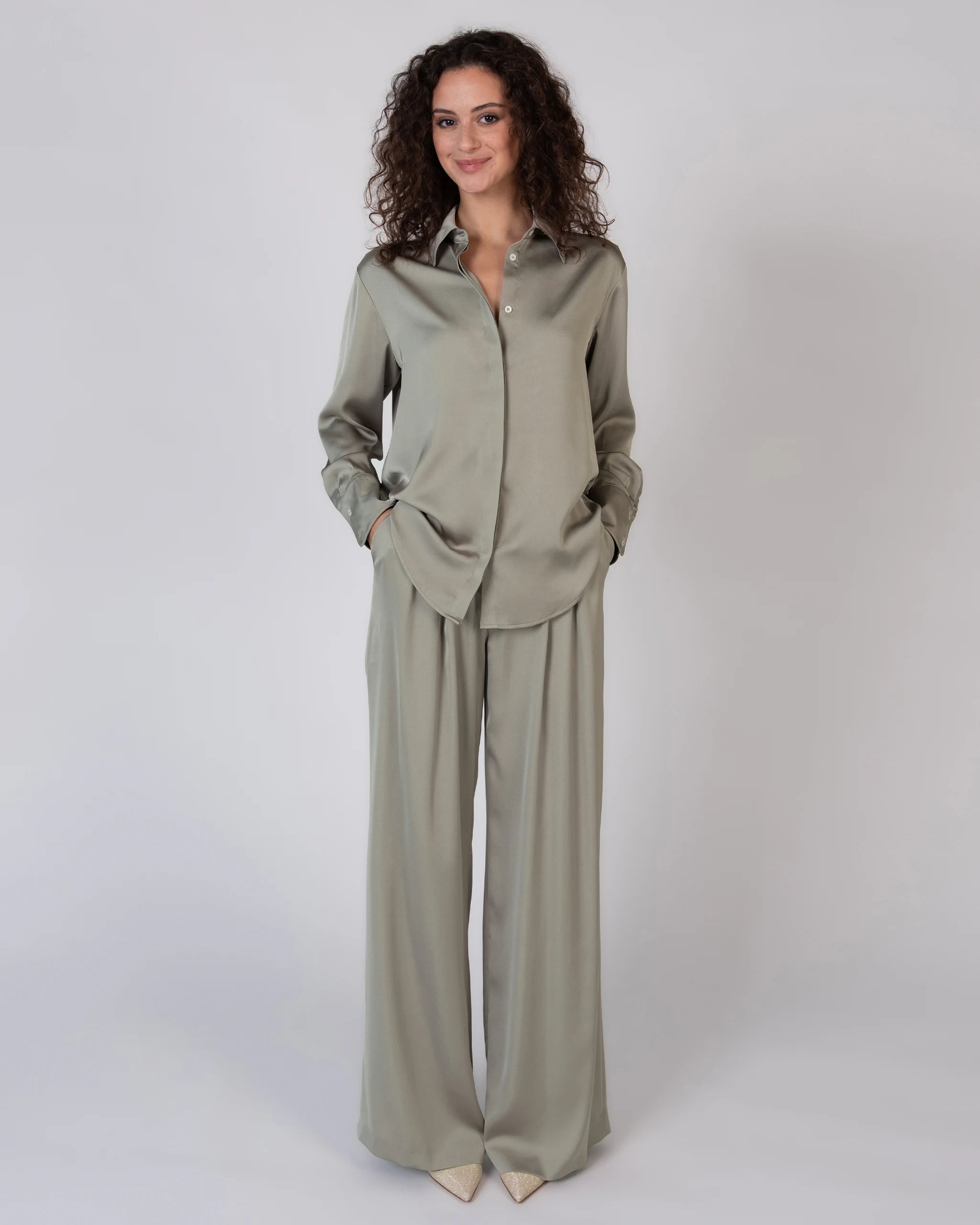 Langarm Satinbluse in olive Ansicht vorne