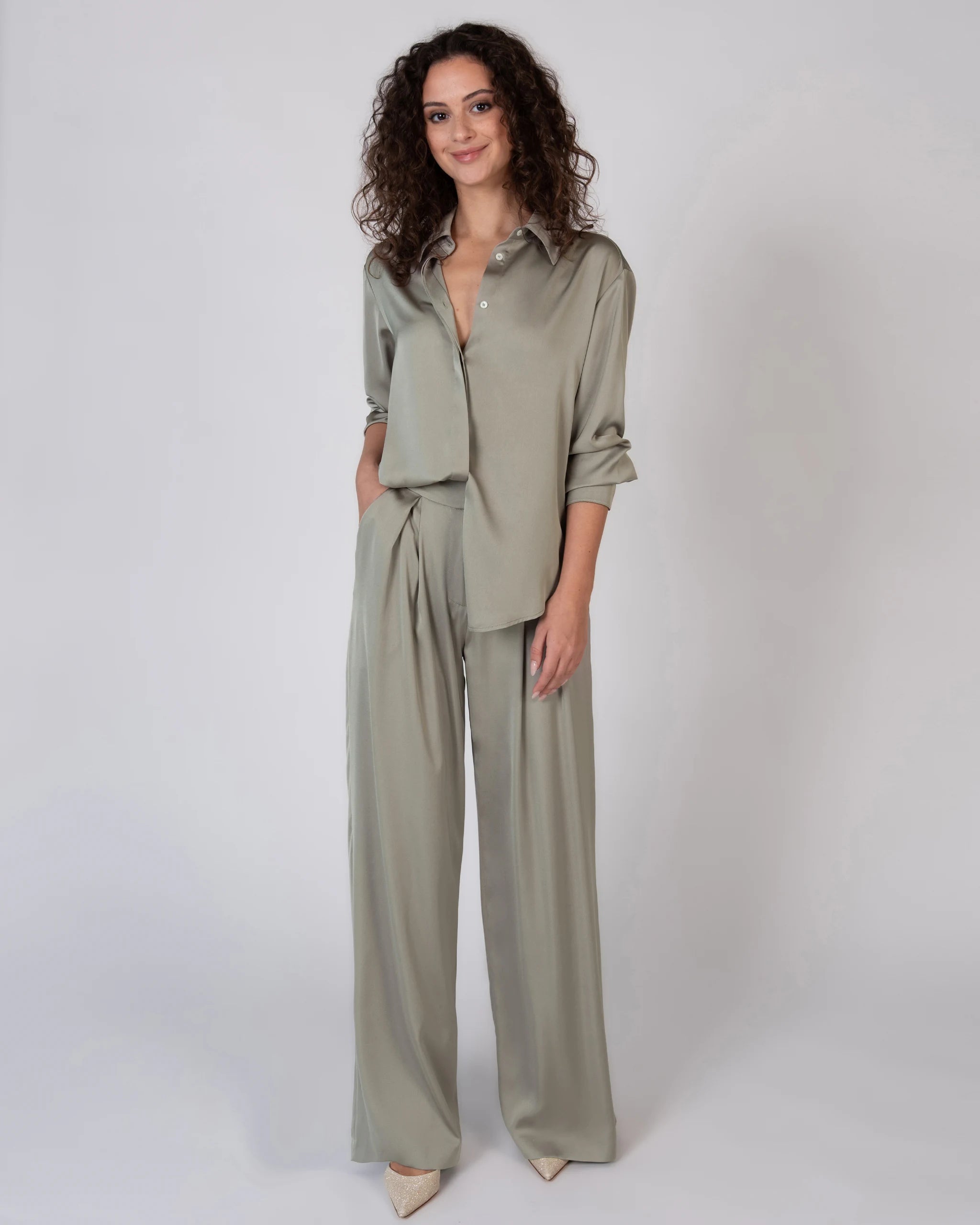 Langarm Satinbluse in olive Ansicht vorne