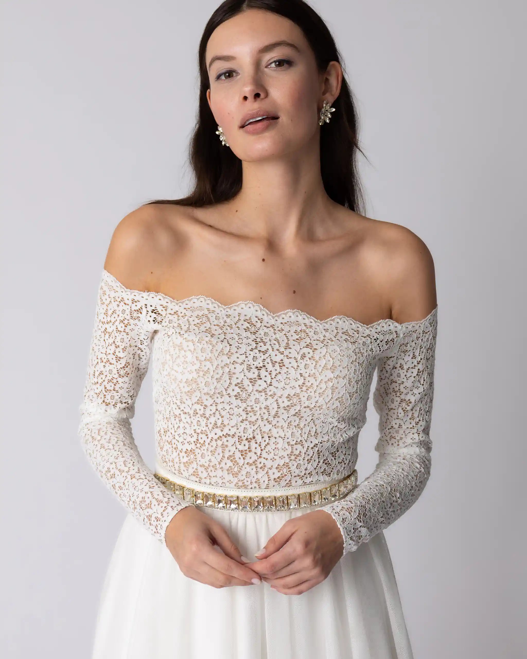 Off-Shoulder langarm Brautbody aus floraler Spitze Ansicht vorne
