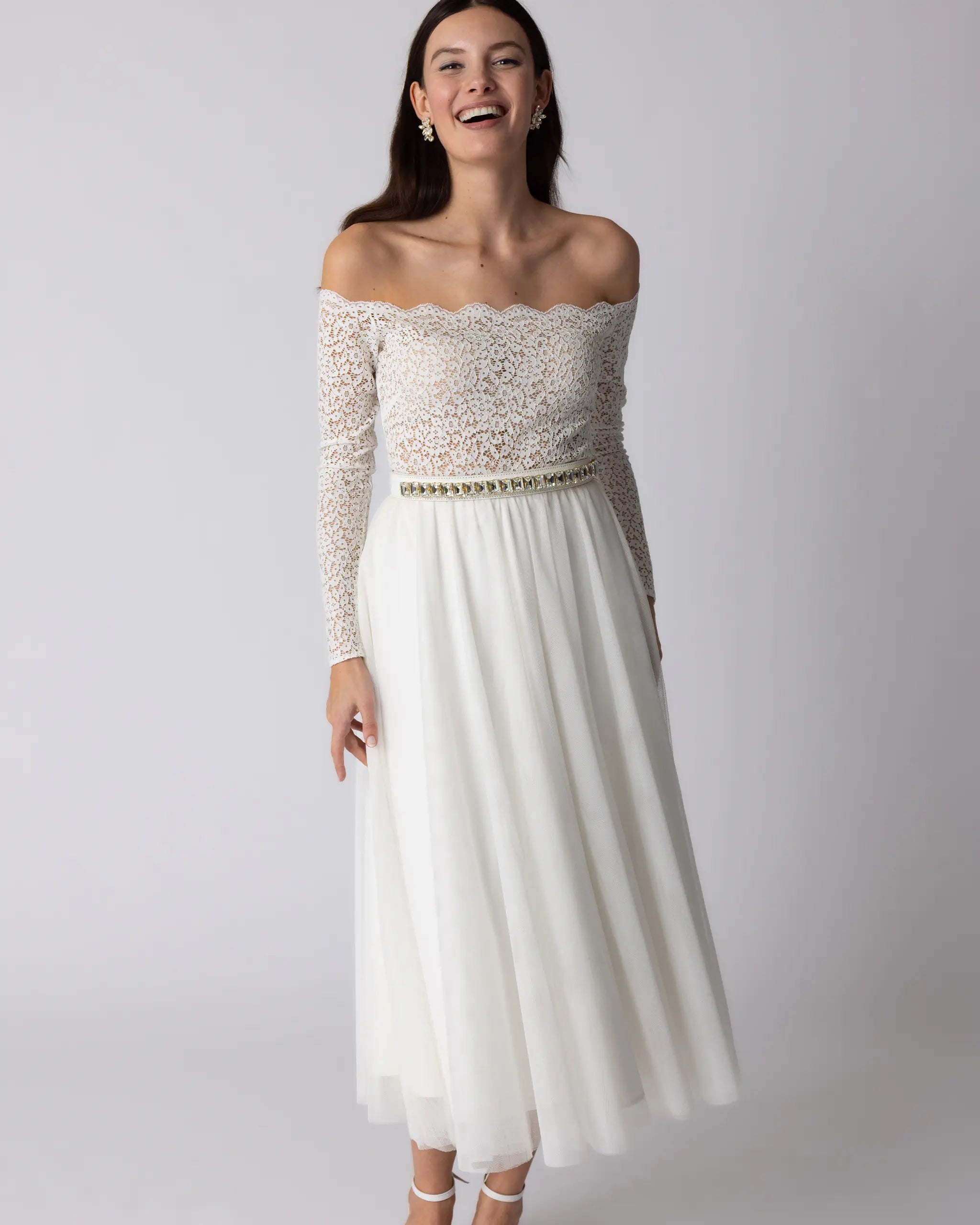 Off-Shoulder langarm Brautbody aus floraler Spitze Ansicht vorne