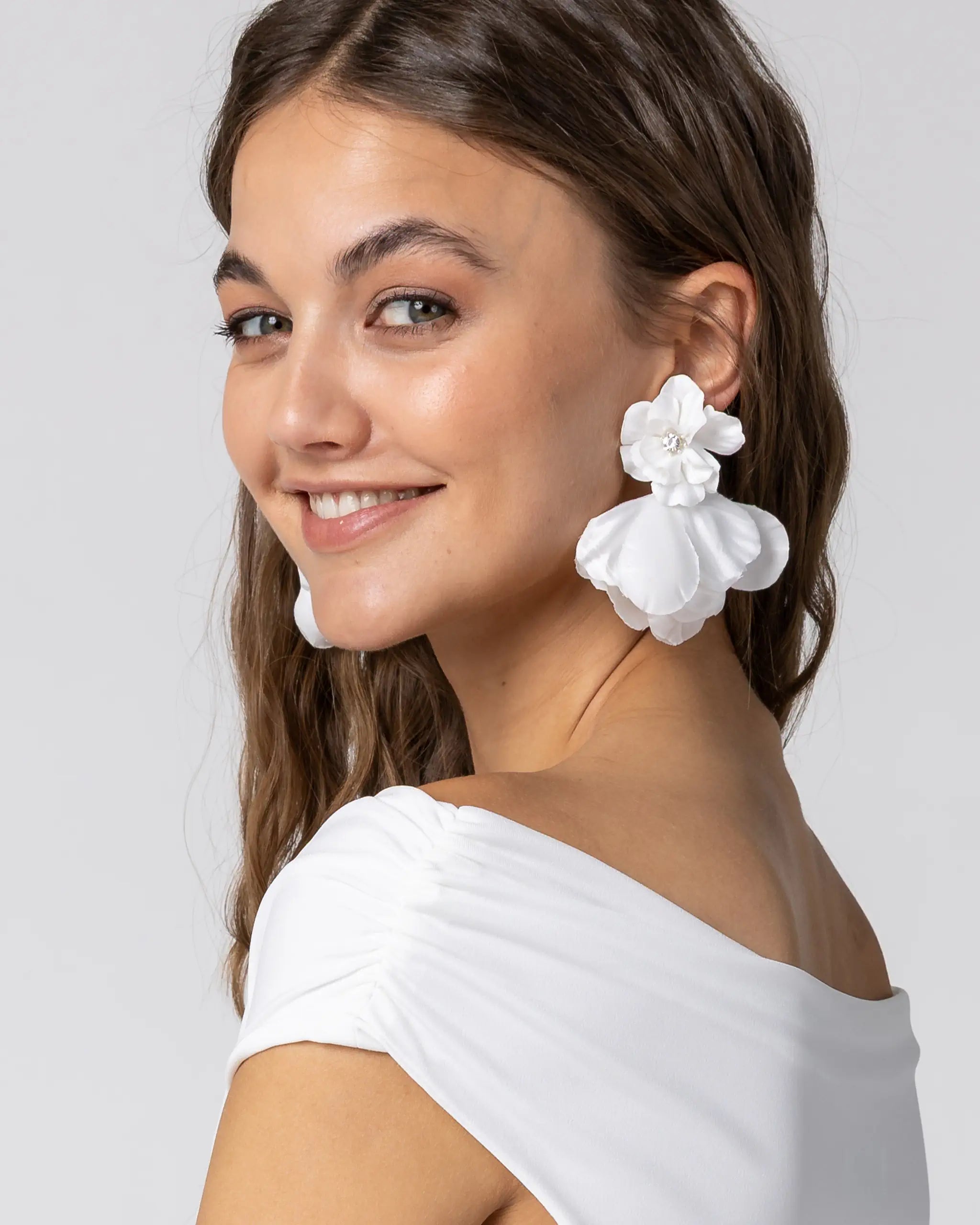 Grosse Blumenohrringe Ivory getragen am Model