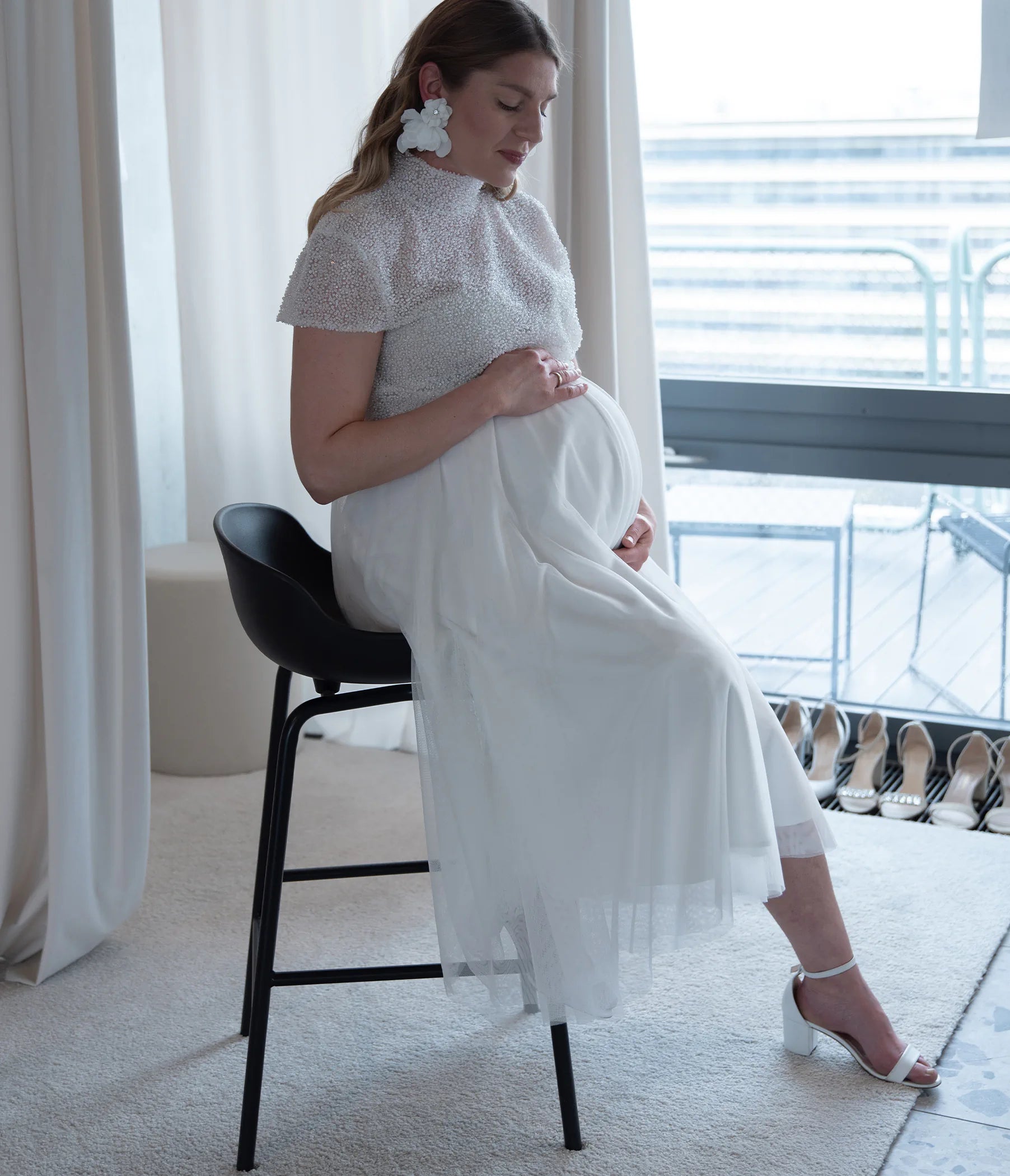 Hochzeitskleid für Schwangere mit einem Perlen Crop Top und Tüllrock