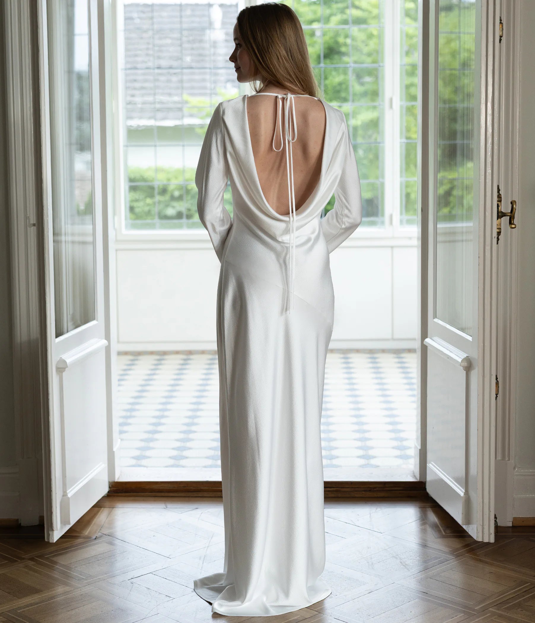 Schlichtes und modernes langarm Brautkleid mit offenem Rücken Wasserfallausschnitt