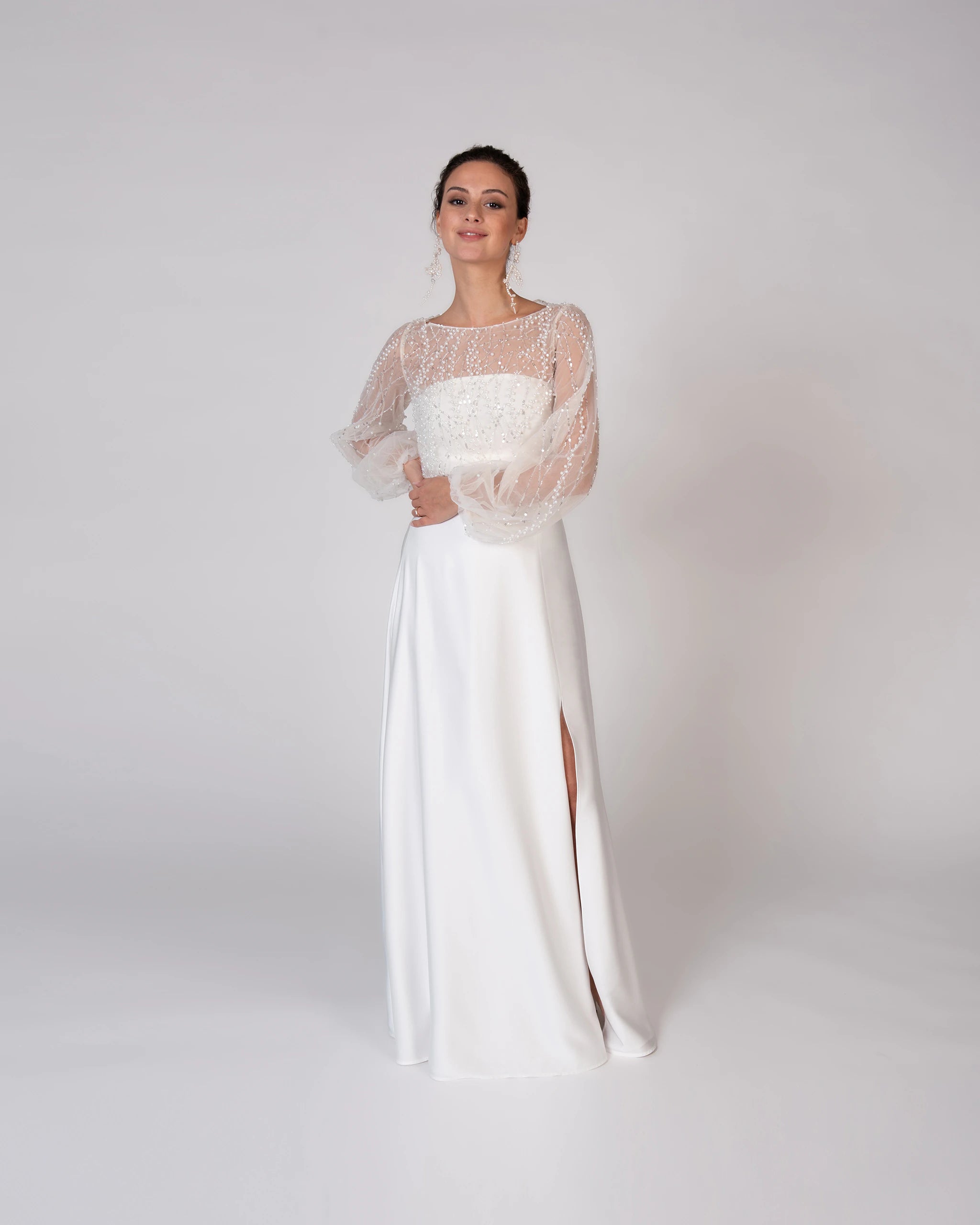 Hochzeitskleid Winter Zweiteiler Brautbluse Tuell langarm mit Perlen bodenlanger Satinrock mit Schlitz - Ansicht vorne