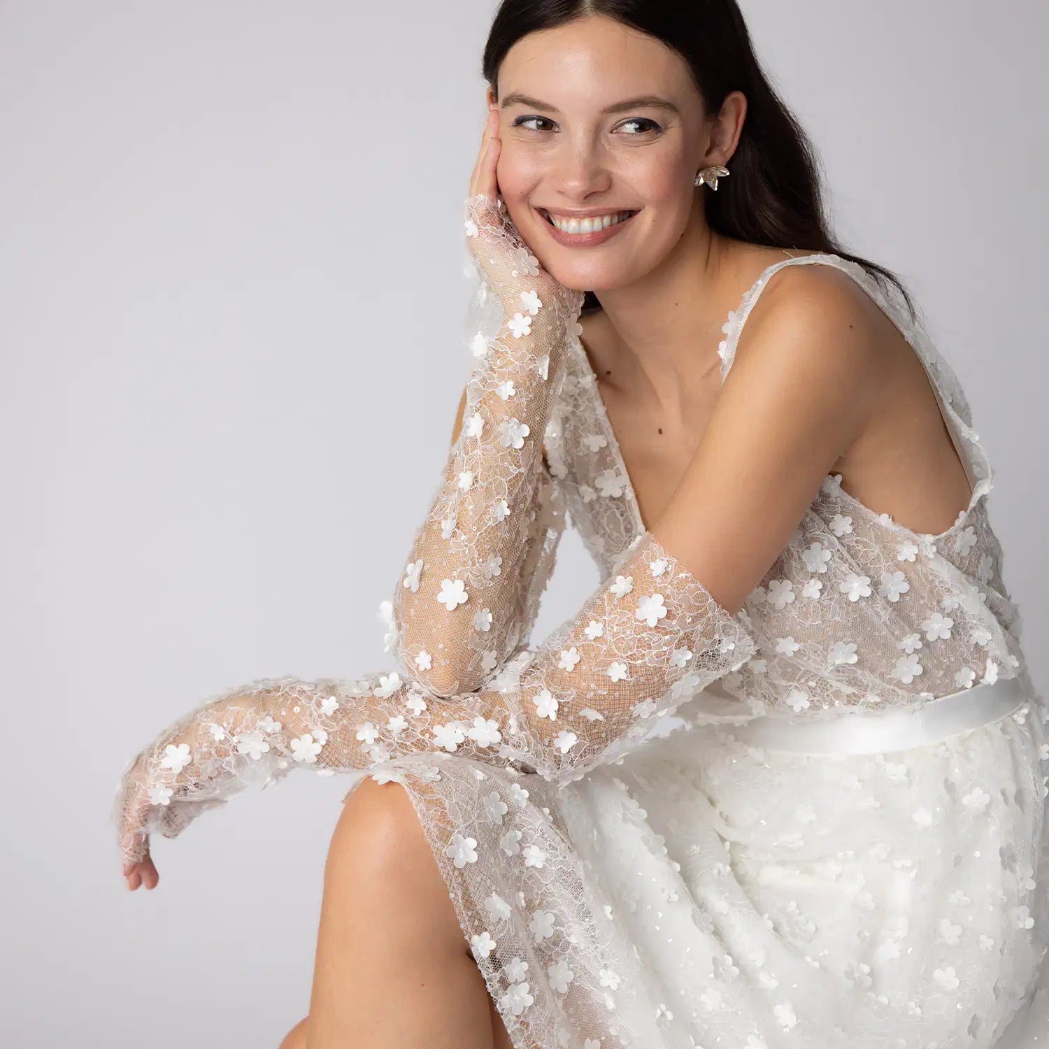 Hochzeitskleid Zweiteiler mit 3D-Blütenapplikationen Brauthandschuhen modern