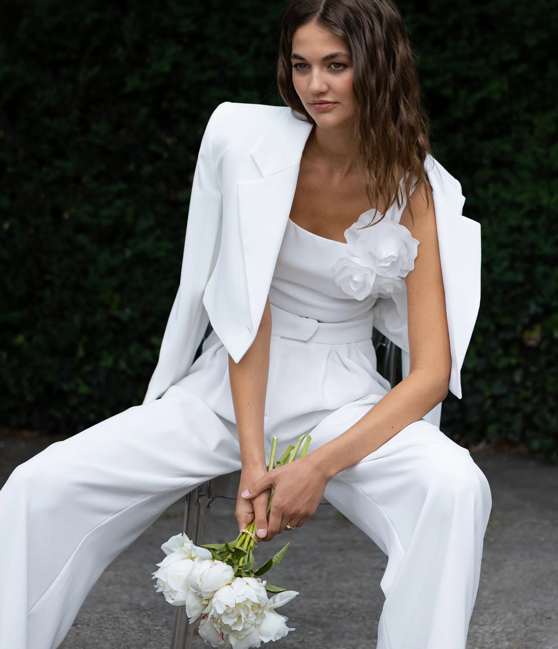 Moderner Hochzeits-Jumpsuit mit Blumenaccessoires