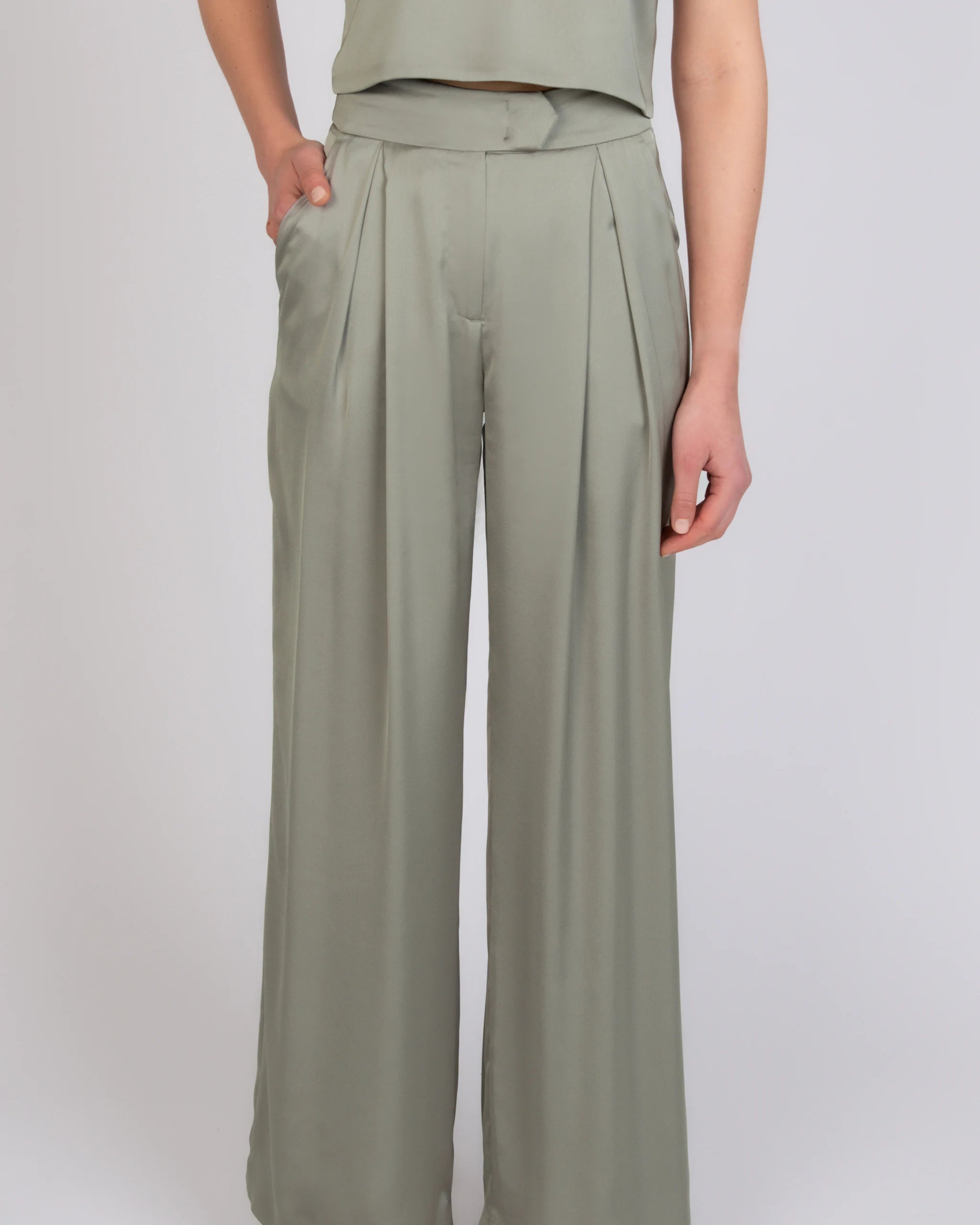 Jumpsuit für Hochzeitsgäste mit weiten Hosen und stylischem Cardigan - Detailansicht