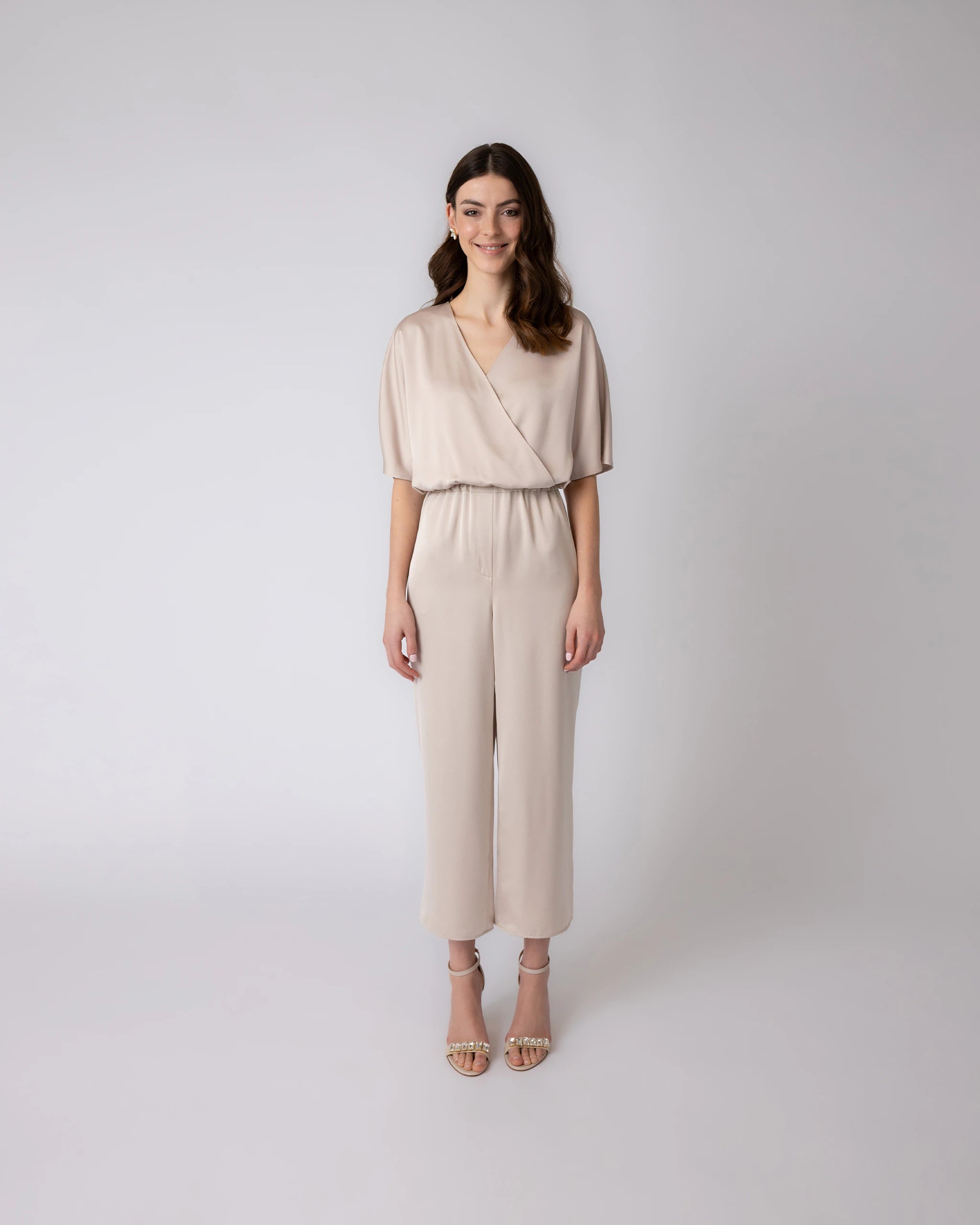 Jumpsuit für Brautjungfern kombiniert mit Culotte aus Satin und Bluse - Ansicht vorne