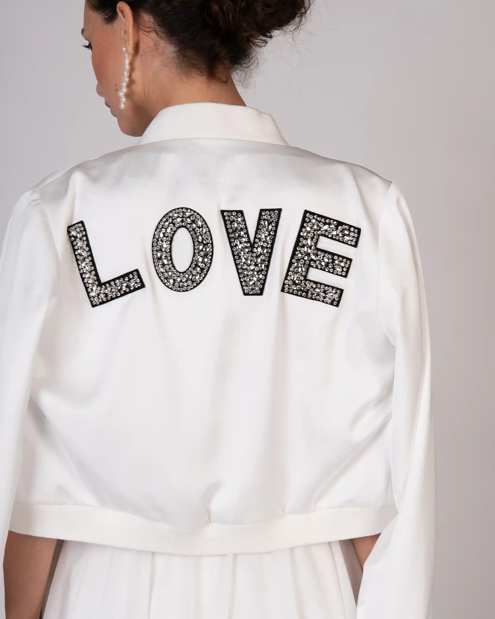 Braut Bomberjacke mit funkelndem LOVE Aufschrift Ansicht hinten