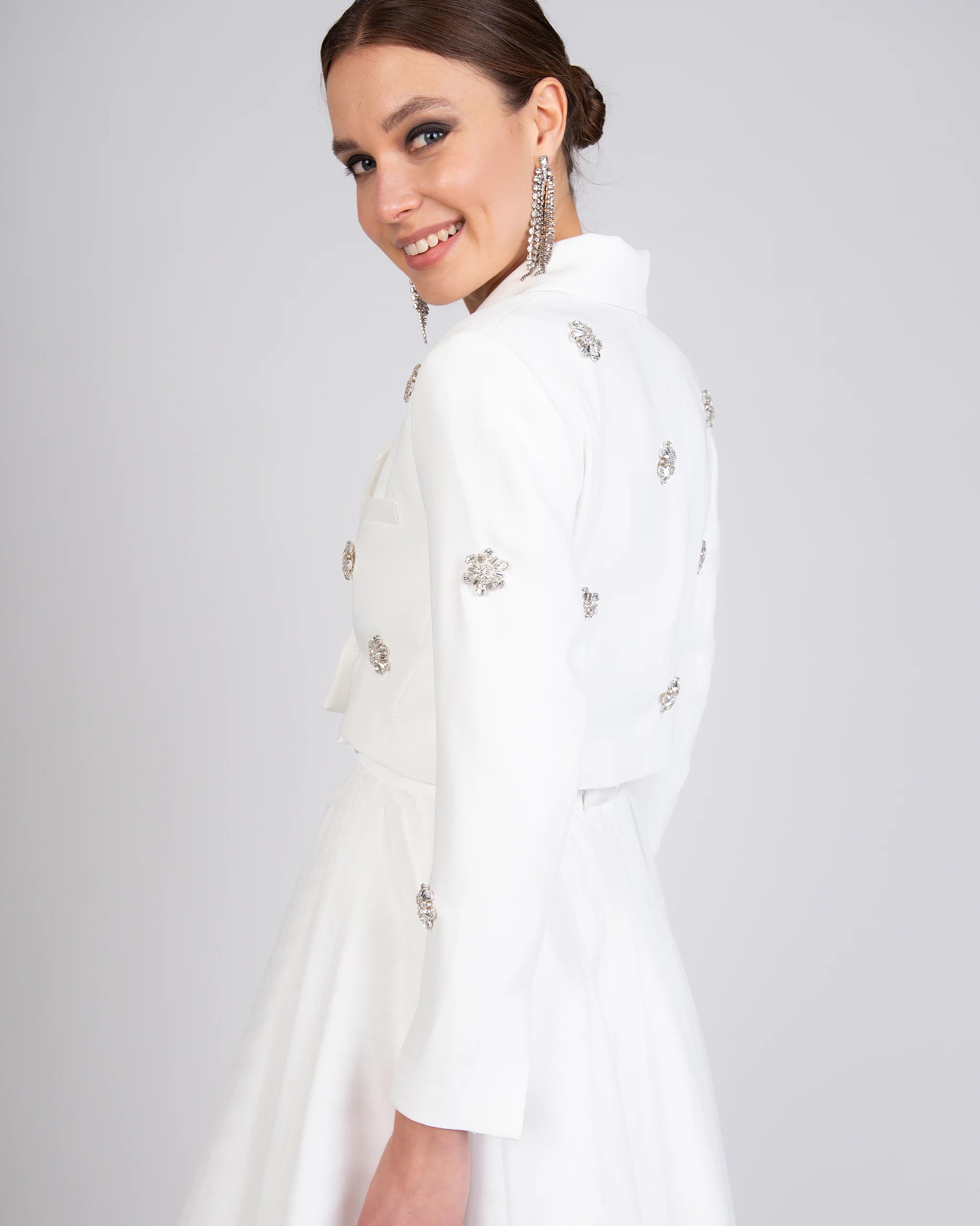 Kurzer Braut Blazer mit Kristallen verziert Ansicht seitlich