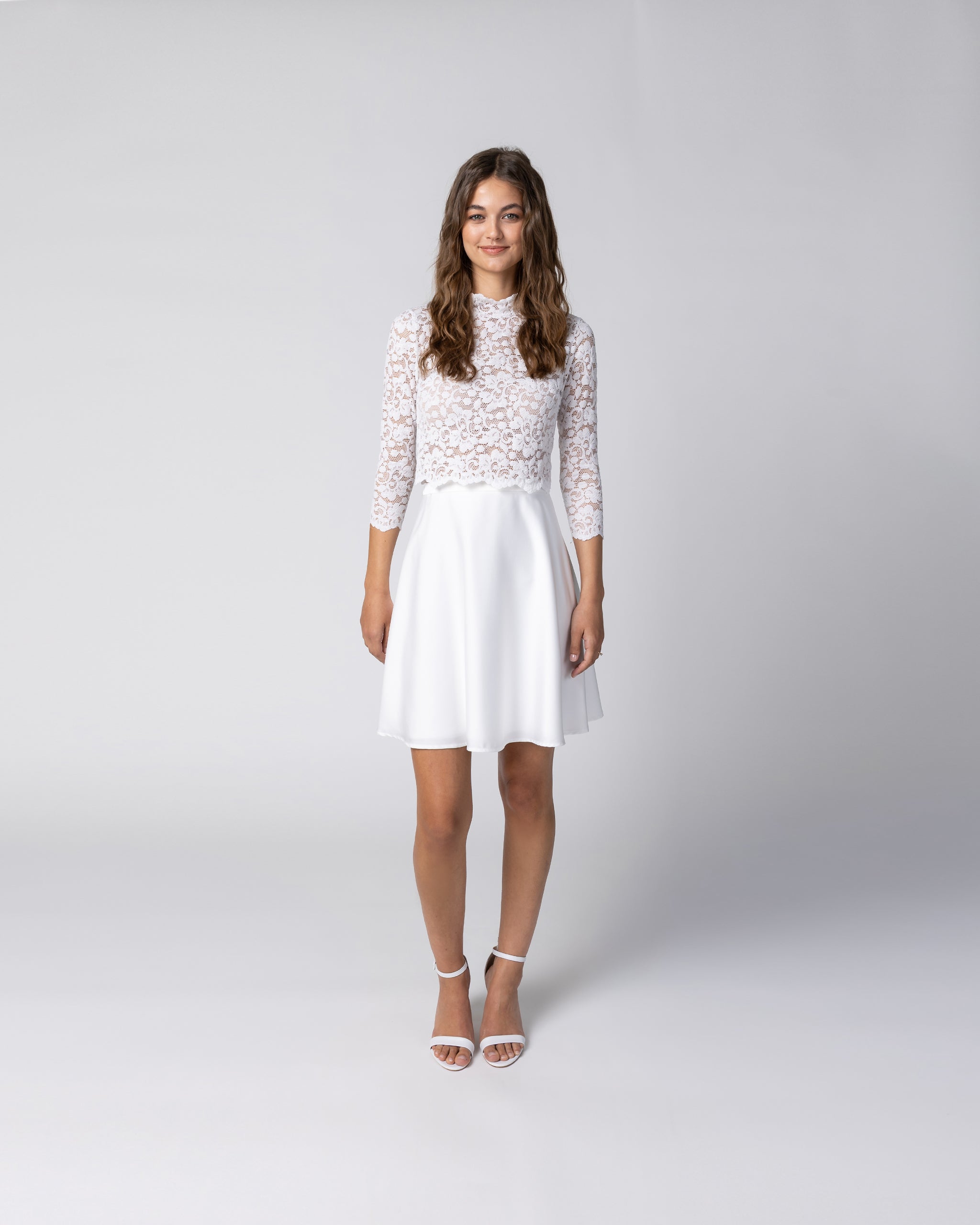 Kurzes Boho Standesamtkleid mit Spitzenoberteil und Satinrock Ansicht vorne