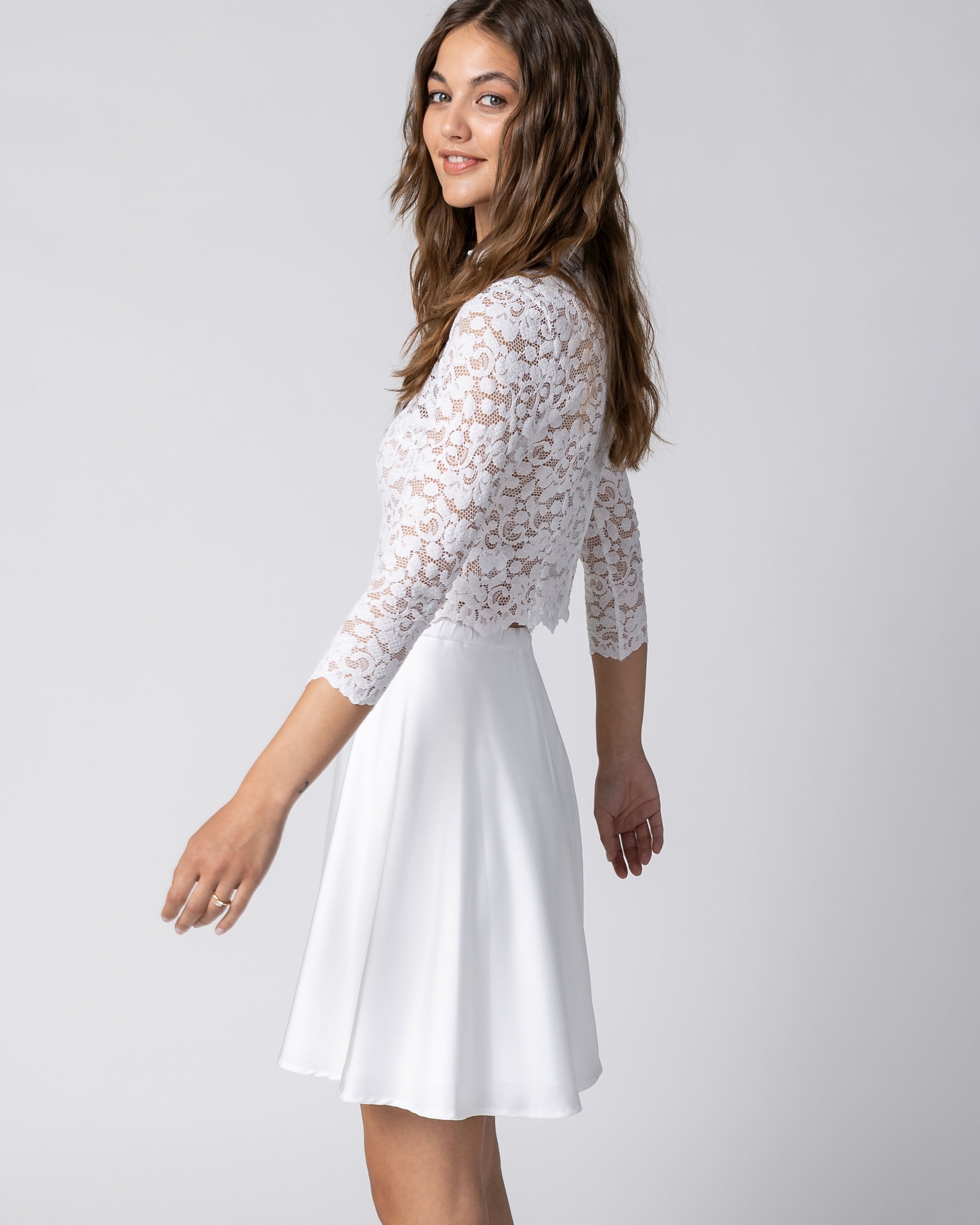 Kurzes Boho Standesamtkleid mit Spitzenoberteil und Satinrock Ansicht seitlich