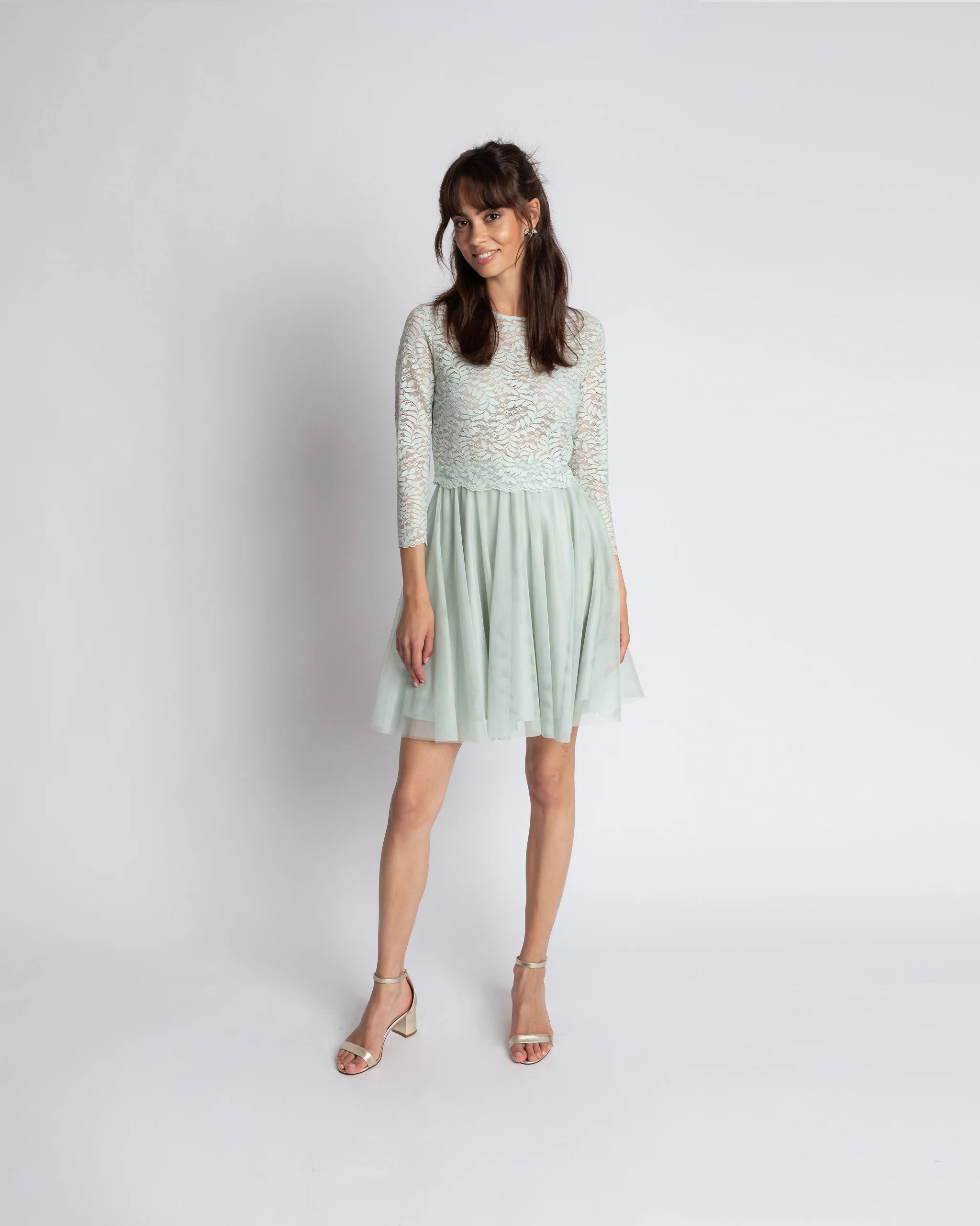 Kurzes Brautjungfernkleid mit Croptop aus Botanik Spitze - Ansicht vorne