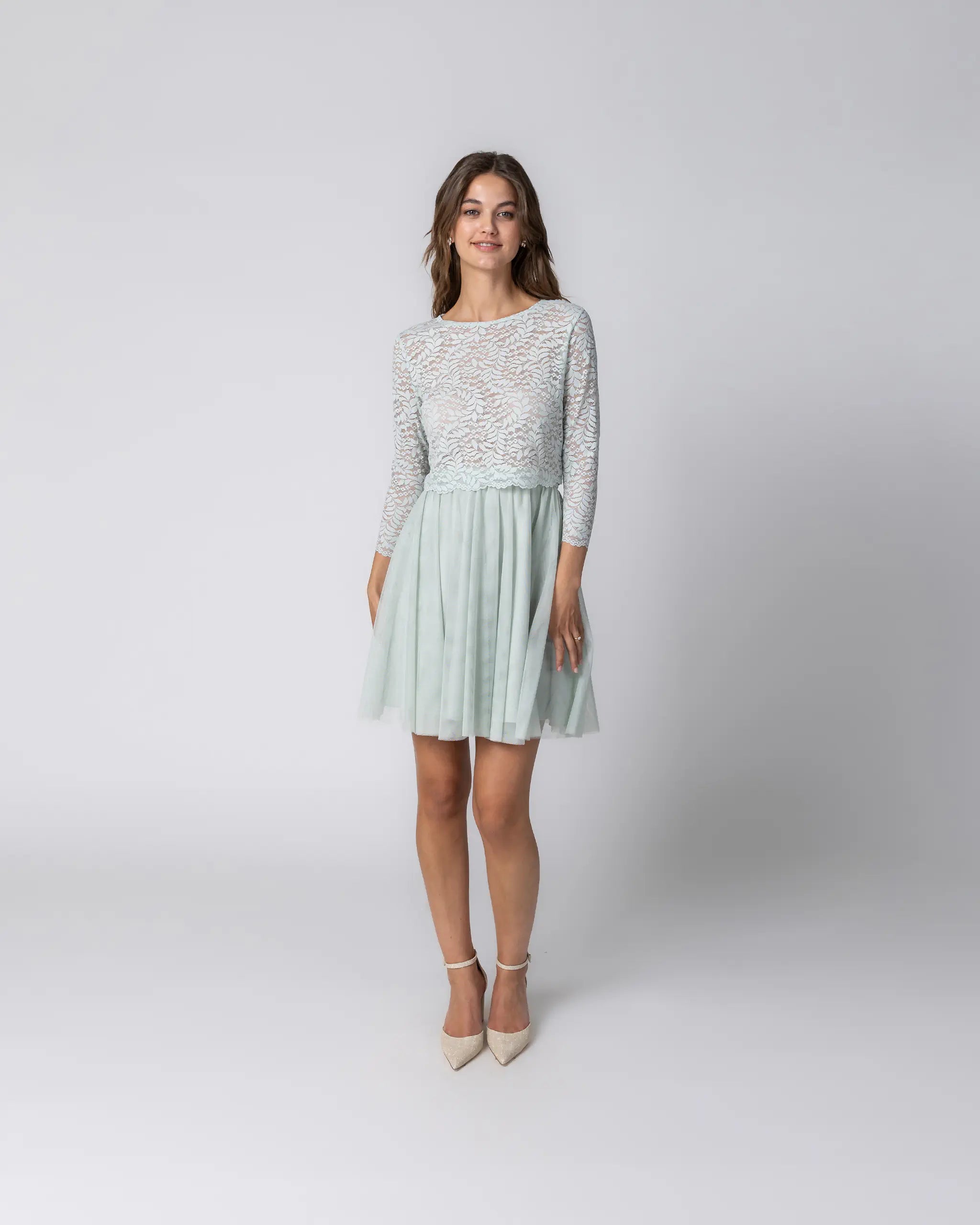 Kurzes Brautjungfernkleid mit Croptop aus Botanik Spitze - Ansicht vorne