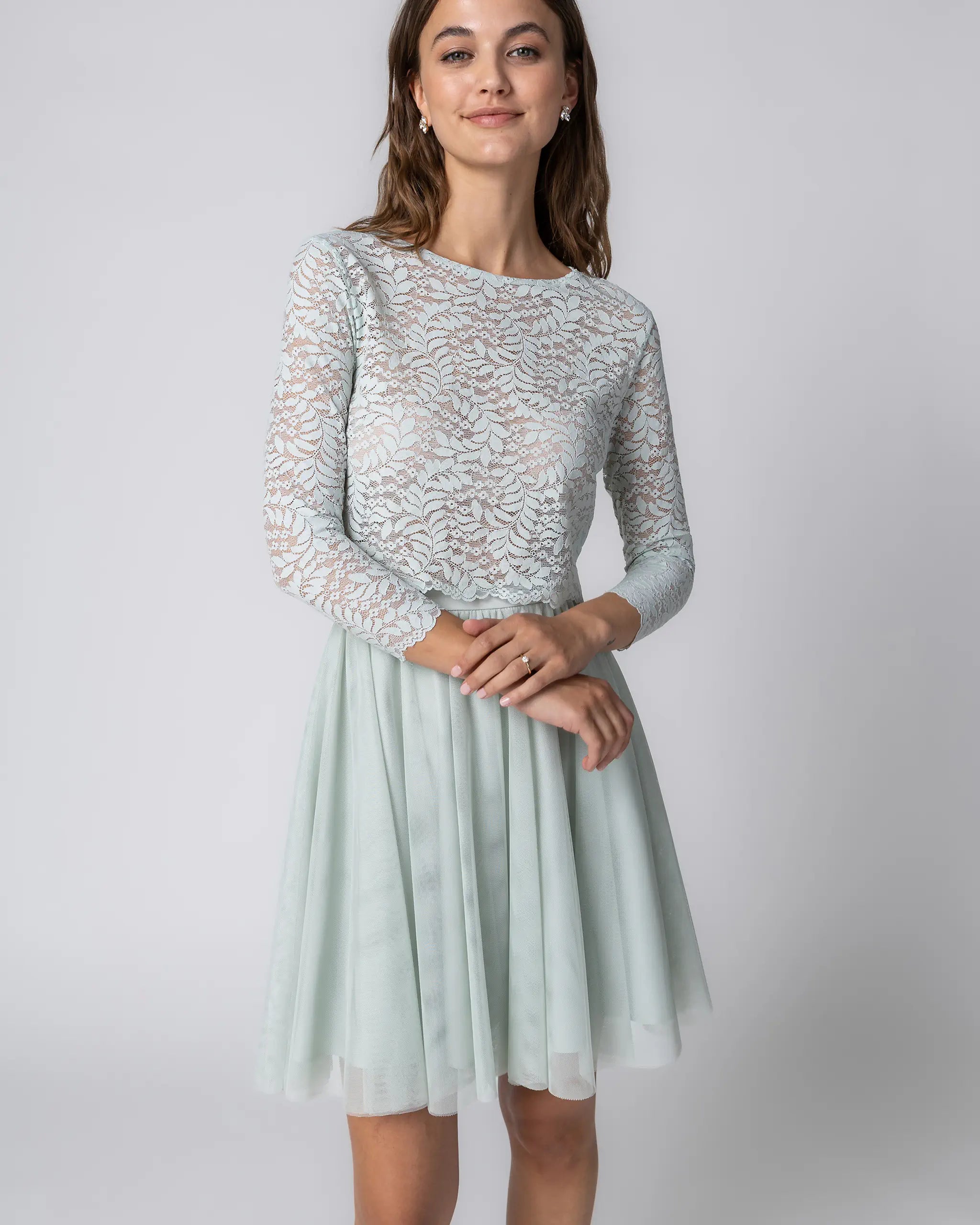 Kurzes Brautjungfernkleid mit Croptop aus Botanik Spitze - Detailansicht