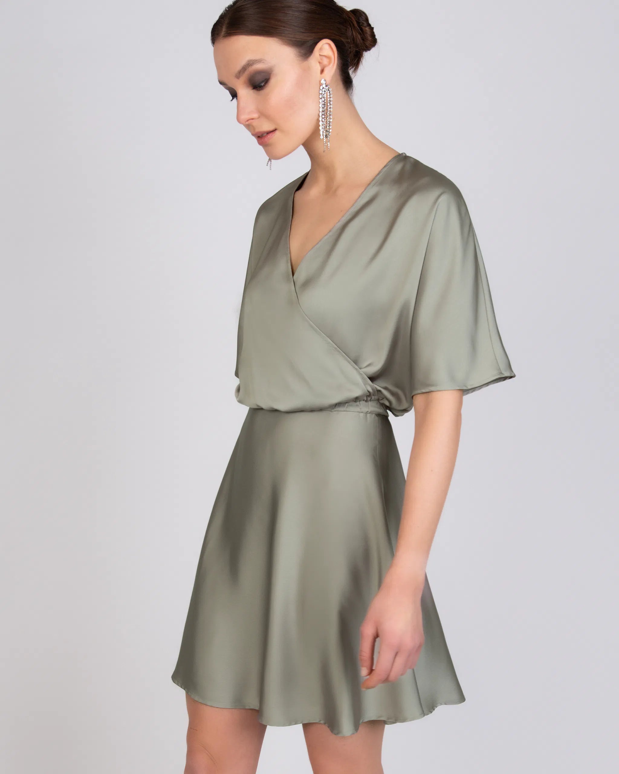 Kurzes Kleid für Hochzeitsgäste mit Satinrock in A-Linie - Ansicht vorne