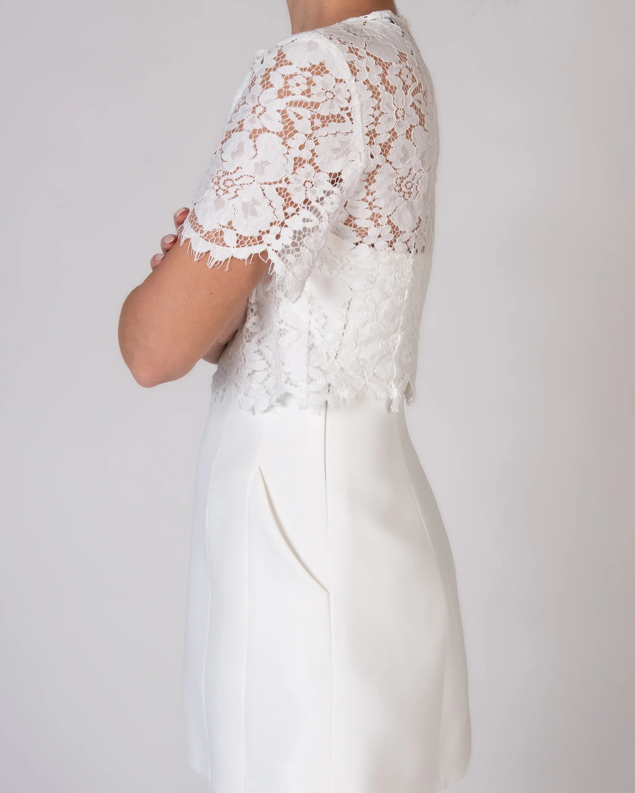 Zweiteiliges Standesamtkleid mit Spitzen Crop Top kombiniert mit kurzem Dress - Detailansicht