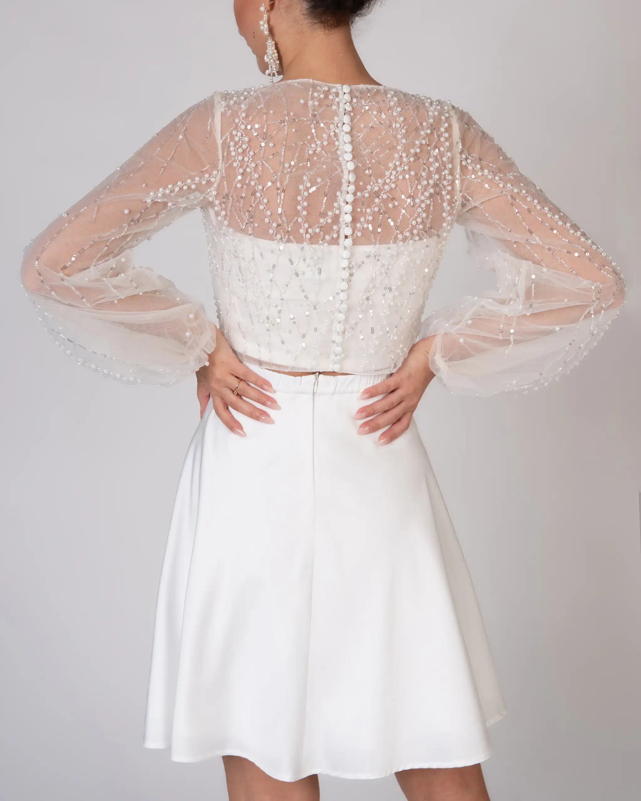 Kurzes Standesamtkleid mit moderner Brautbluse mit feinen Perlen - Detailansicht hinten