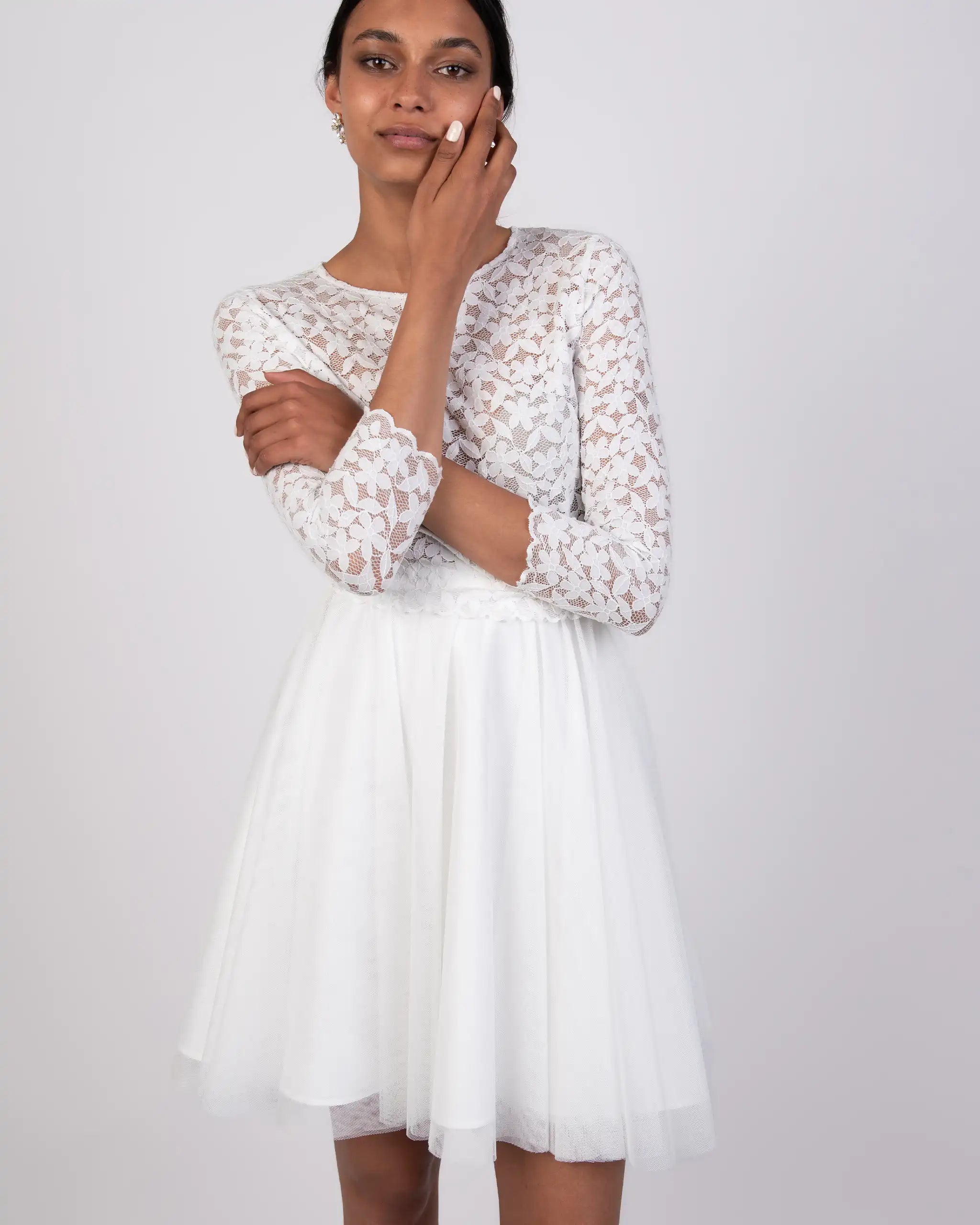 Kurzes Standesamt Brautkleid mit Tüllrock und Spitzen Croptop - Detailansicht