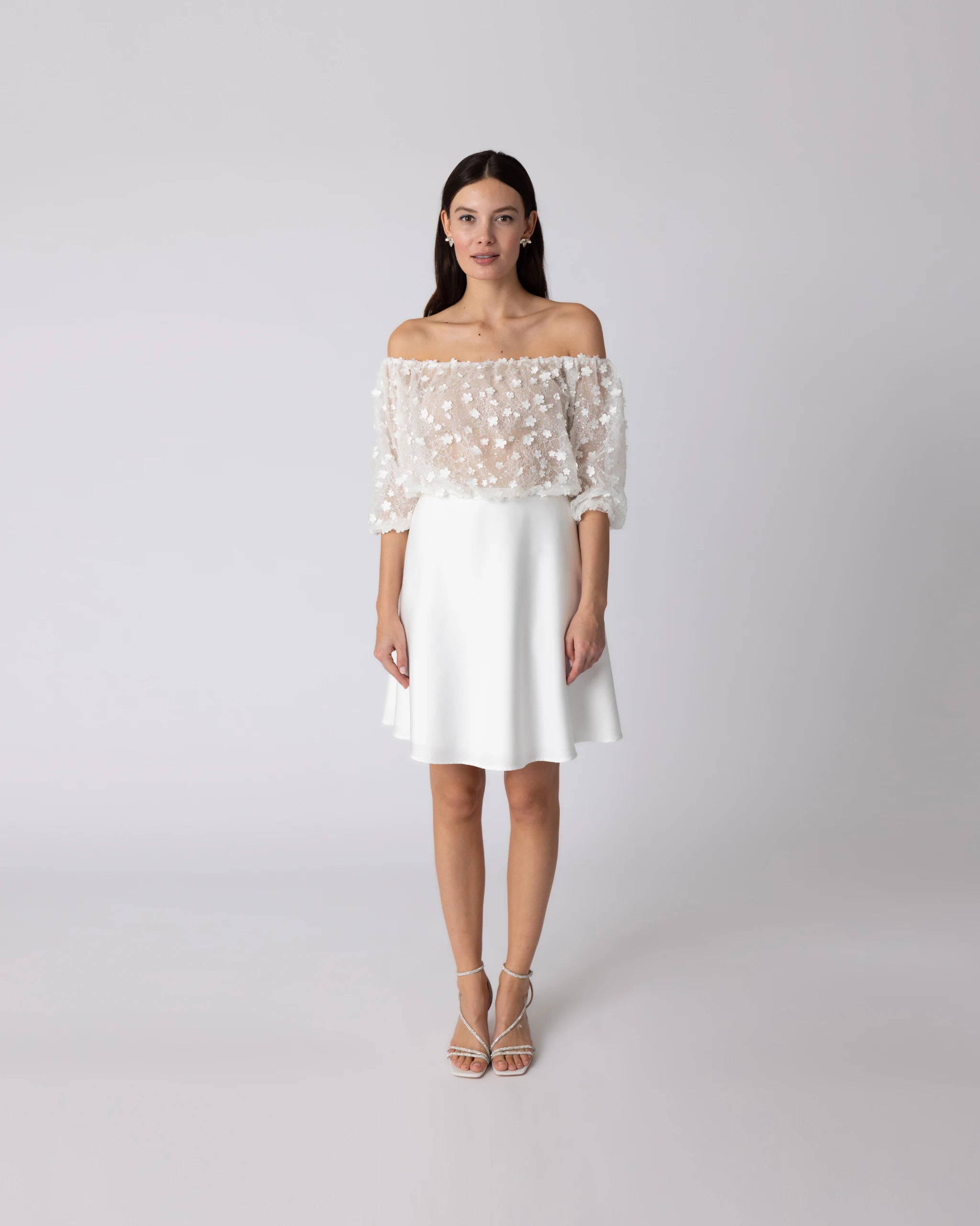 Kurzes Standesamtkleid mit 3D-Blüten Tüll-Top und Satinrock Ansicht vorne