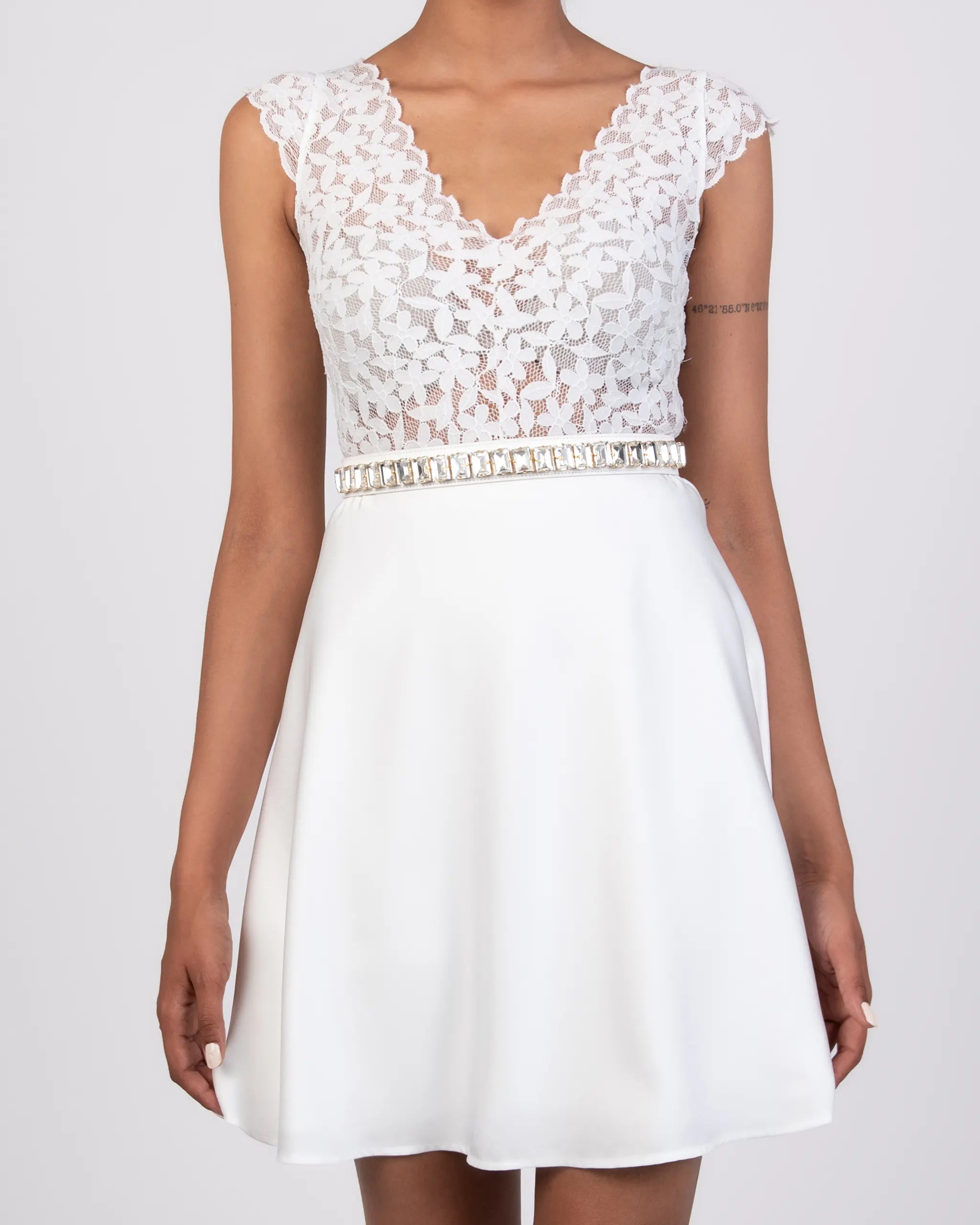 Kurzes Standesamt Brautkleid mit Satinrock und Botanik Spitzenbody