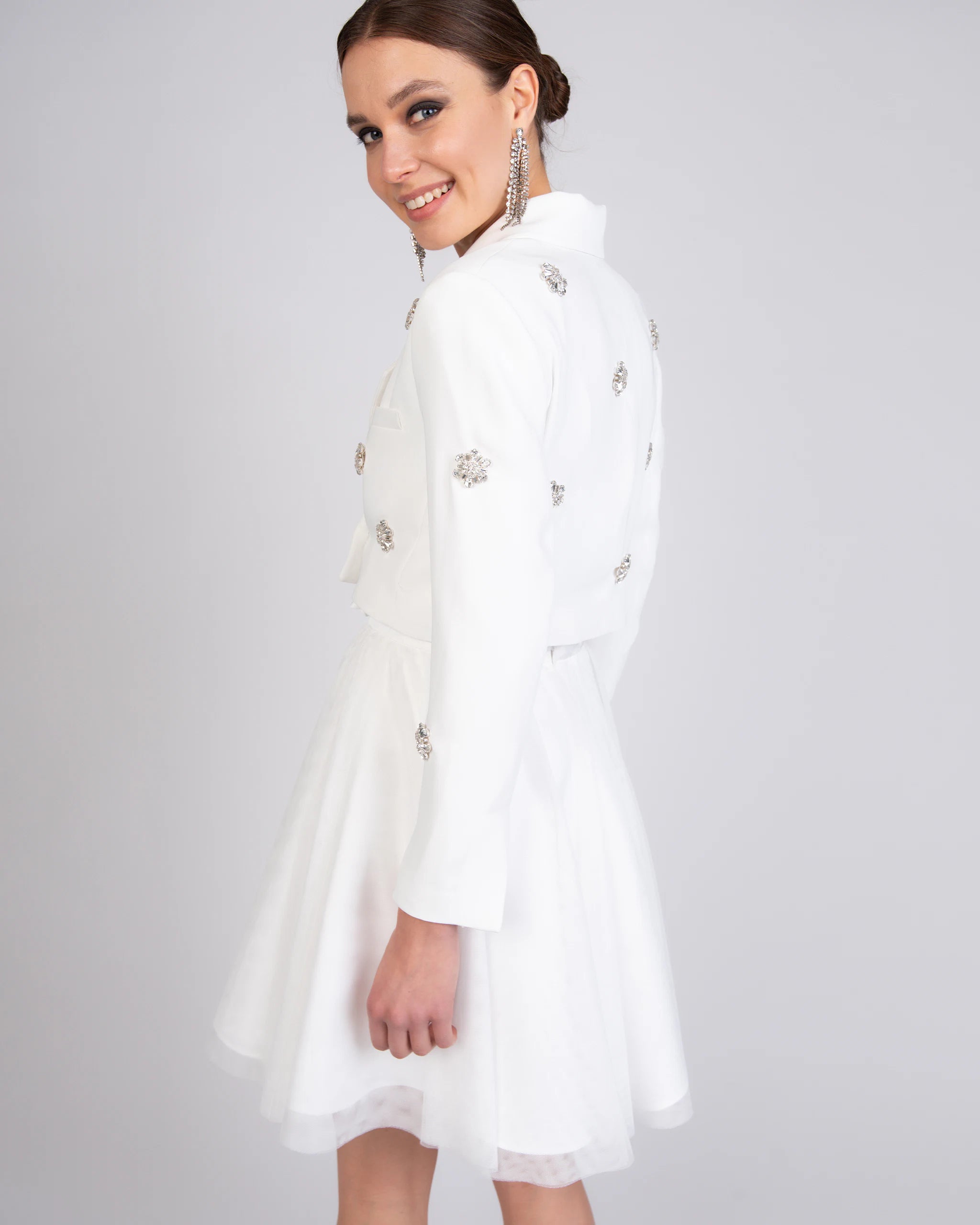 Kurzer Standesamt Look mit Tüllrock und Blazer mit Kristall-Applikationen Ansicht vorne