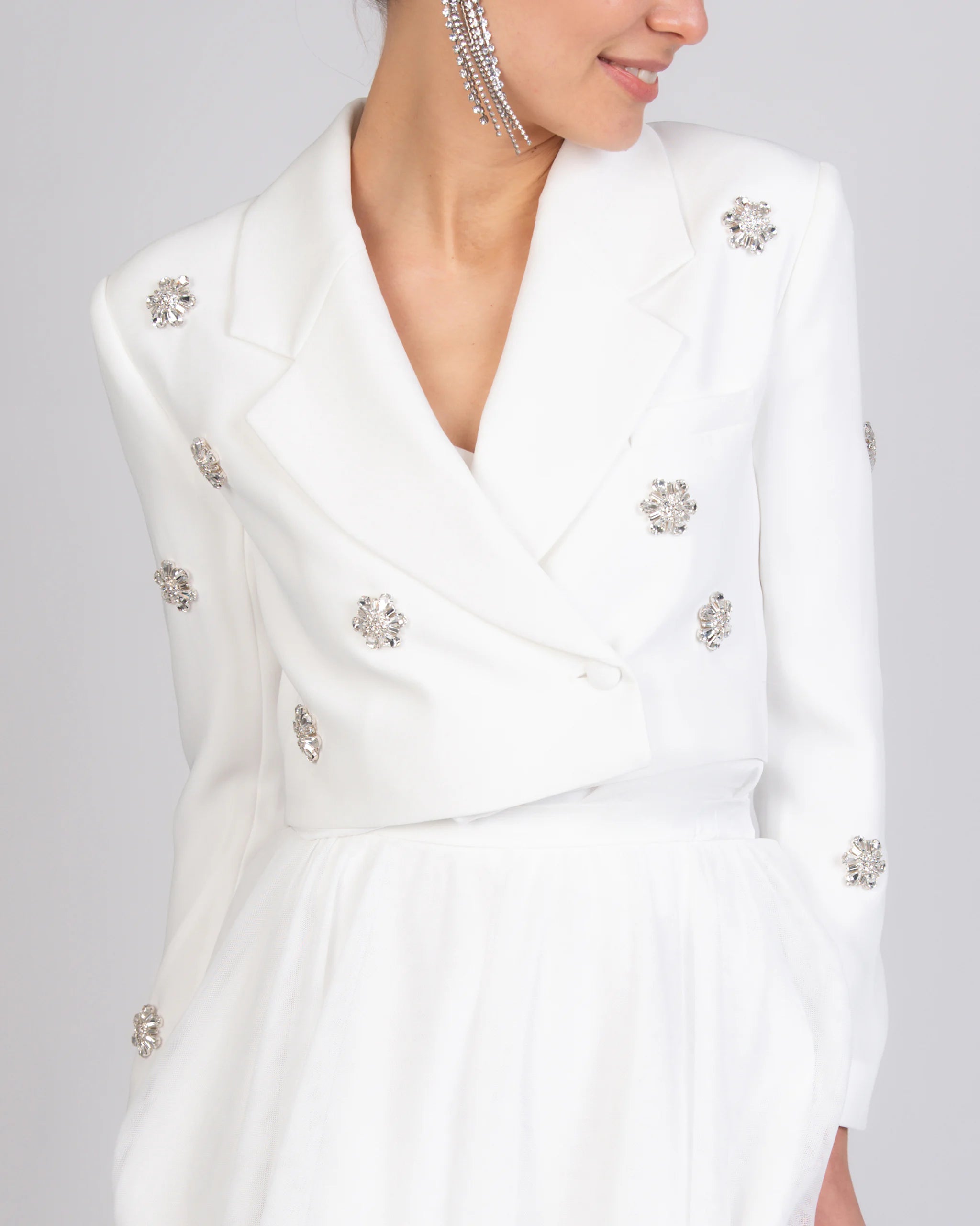 Kurzer Standesamt Look mit Tüllrock und Blazer mit Kristall-Applikationen Detailansicht