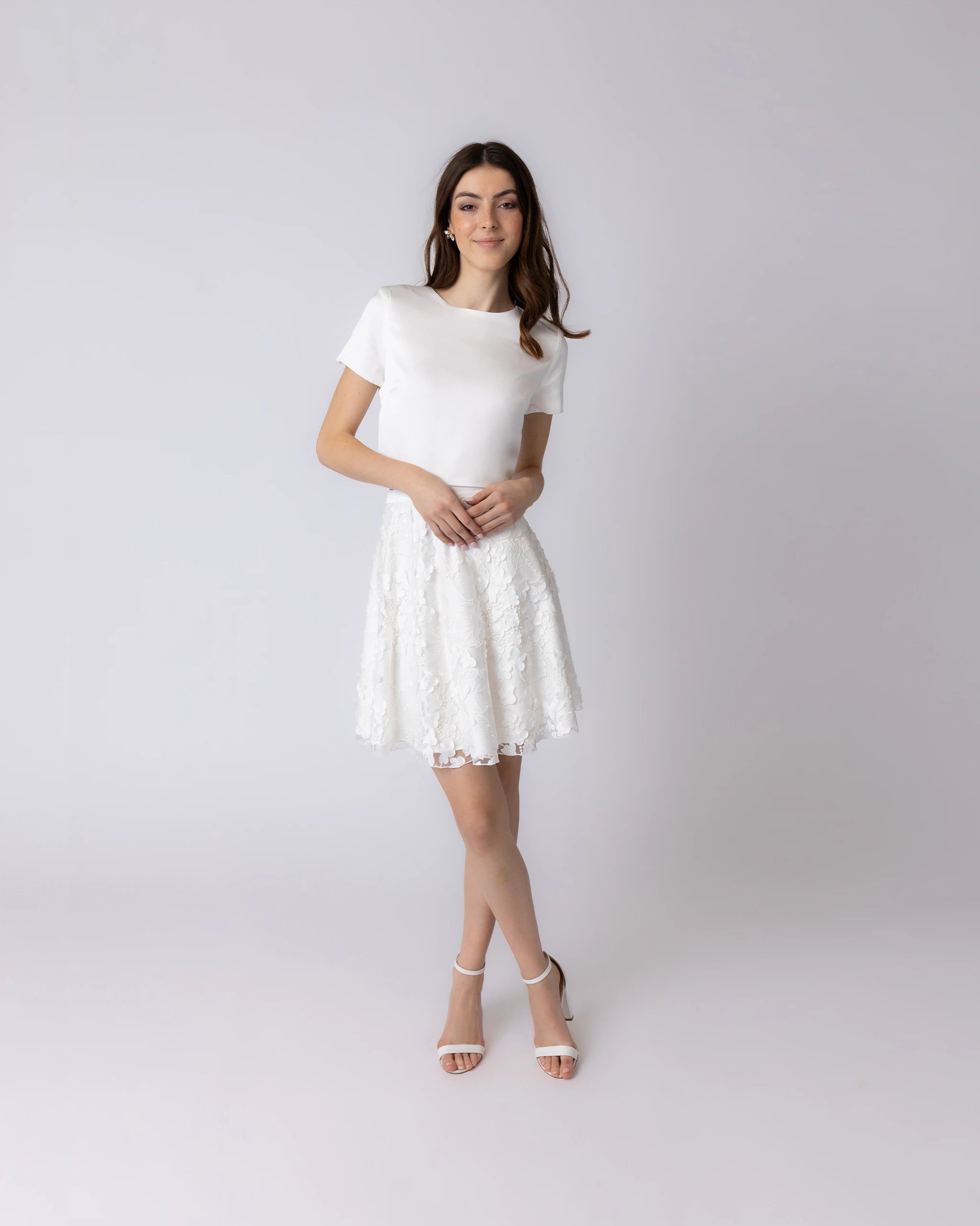 Kurzes Kleid für das Standesamt mit 3D-Blüten-Tüllrock Ansicht vorne