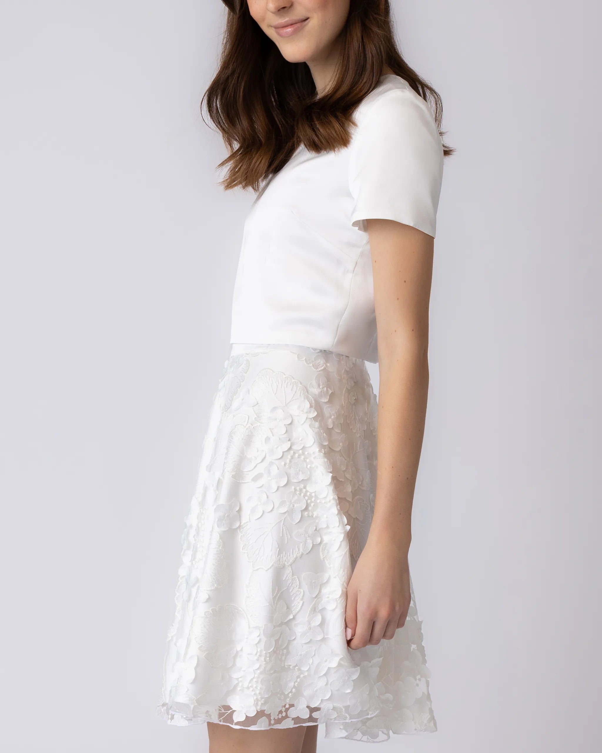 Kurzes Kleid für das Standesamt mit 3D-Blüten-Tüllrock Detailansicht