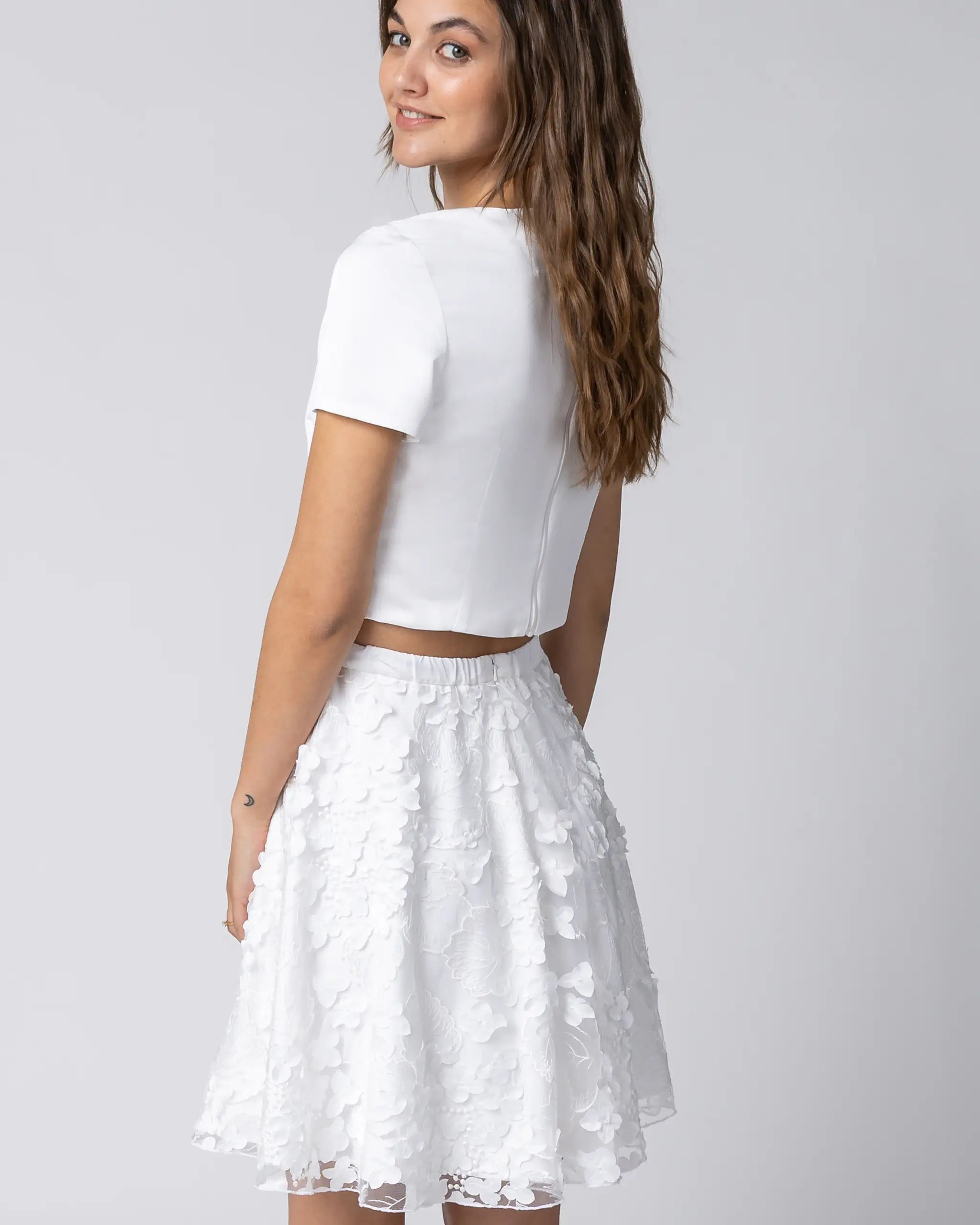 Kurzes Kleid für das Standesamt mit 3D-Blüten-Tüllrock Detailansicht