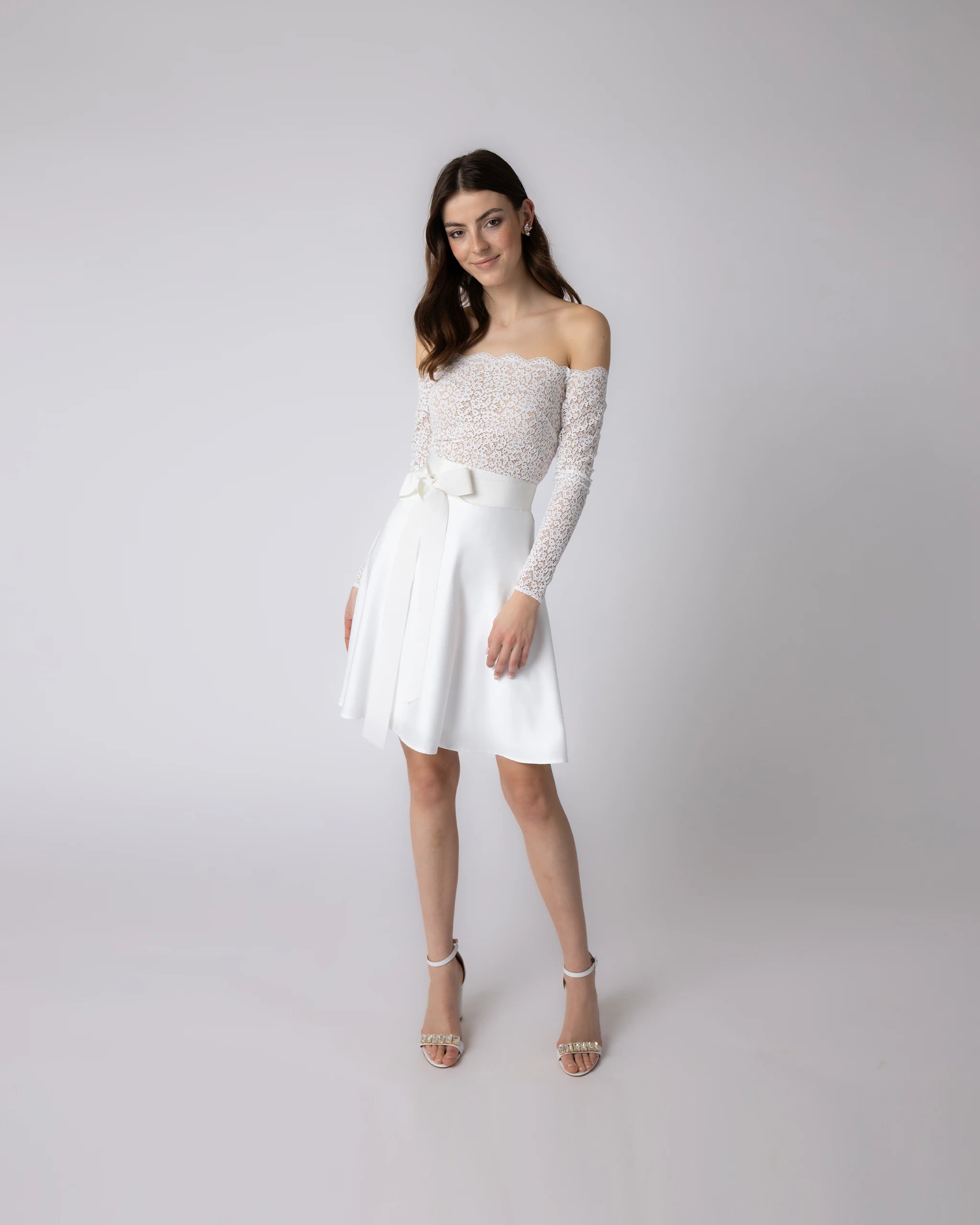 Kurzes Standesamtkleid mit Off-Shoulder Brautbody aus floraler Spitze Ansicht vorne