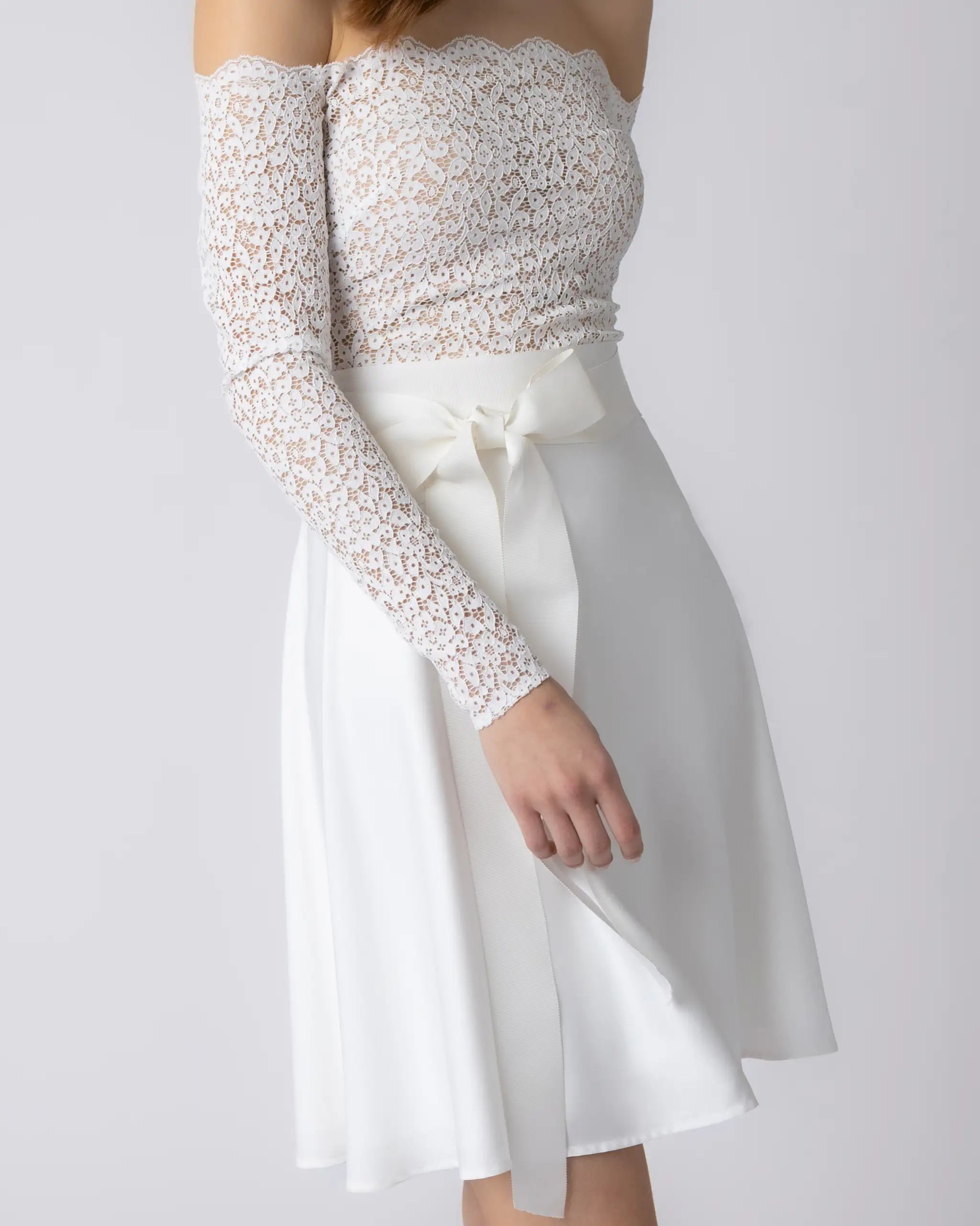 Kurzes Standesamtkleid mit Off-Shoulder Brautbody aus floraler Spitze Detailansicht