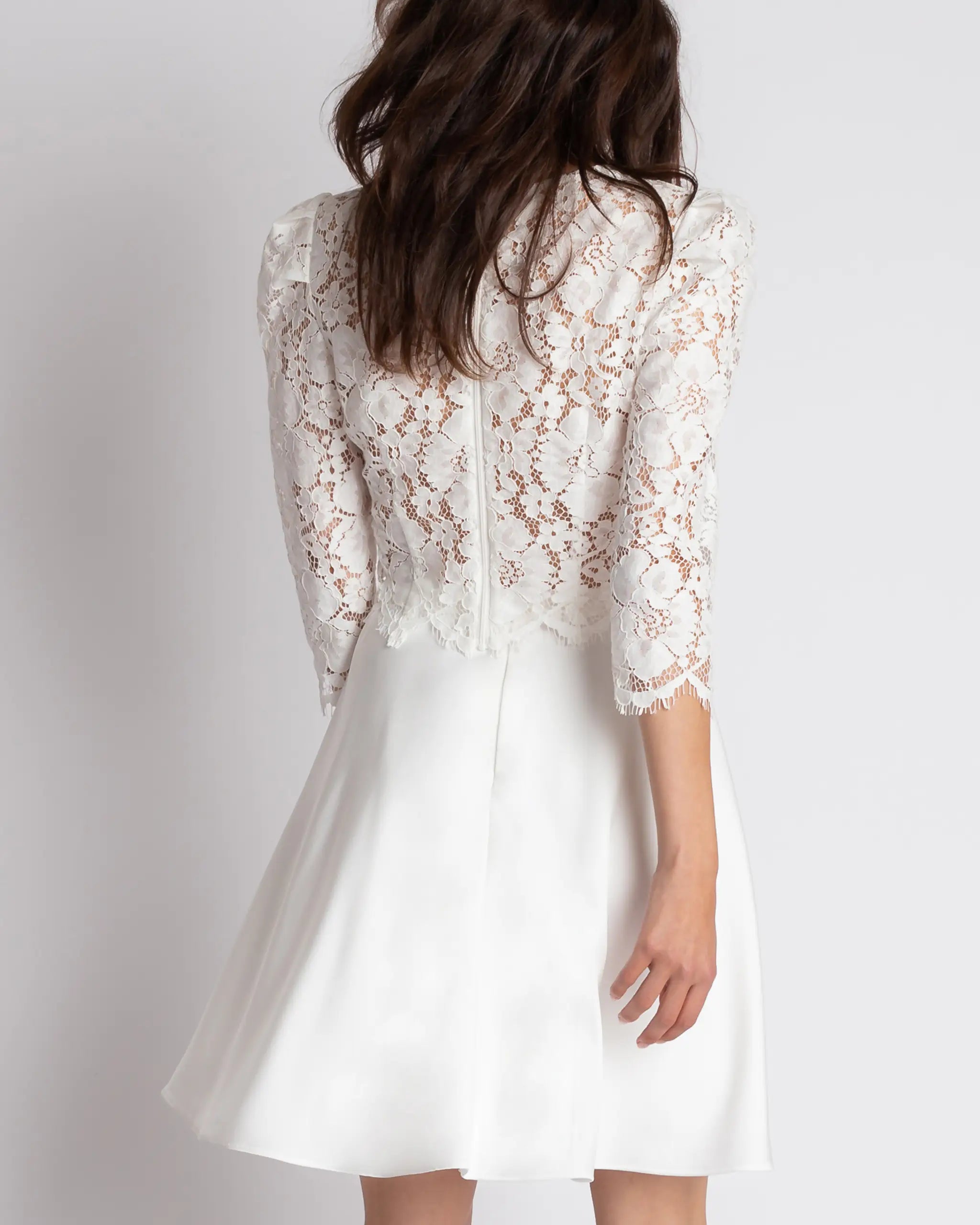 Kurzes Standesamt Outfit mit modernem Boho-Top und Satinrock Ansicht hinten