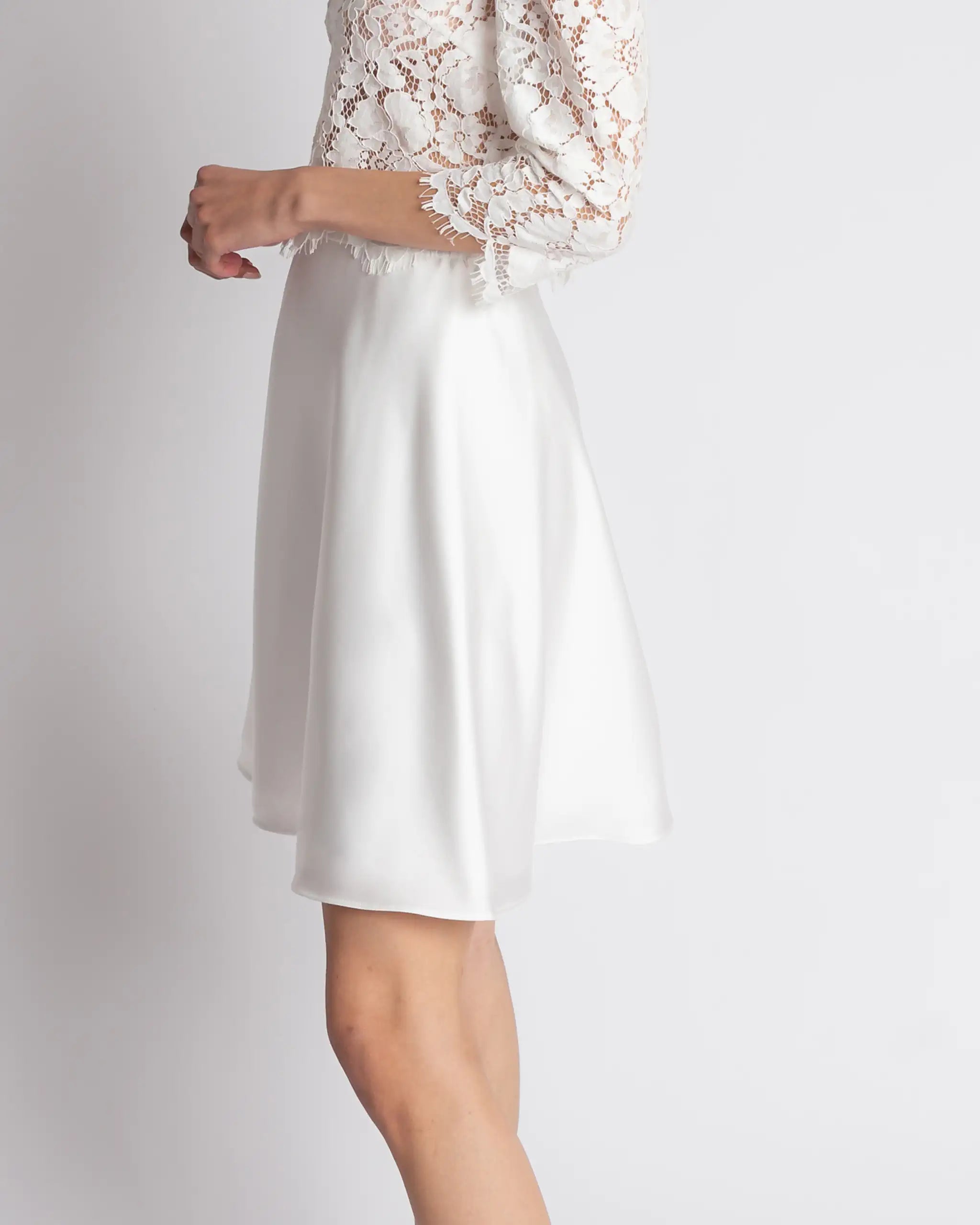 Kurzes Standesamt Outfit mit modernem Boho-Top und Satinrock Ansicht hinten