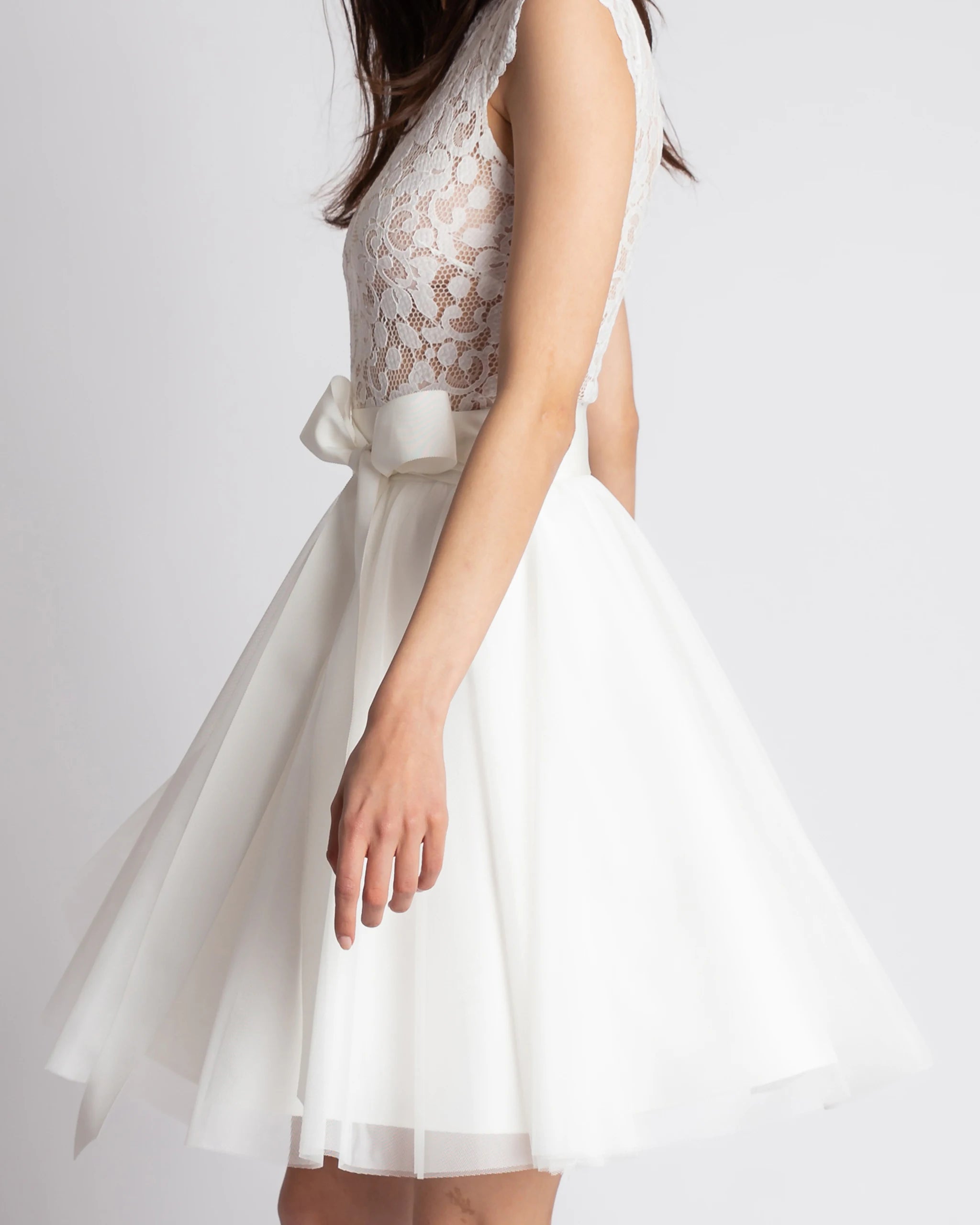 Kurzes Kleid für das Standesamt mit Boho-Spitzenbody und Tüllrock Detailansicht Seite