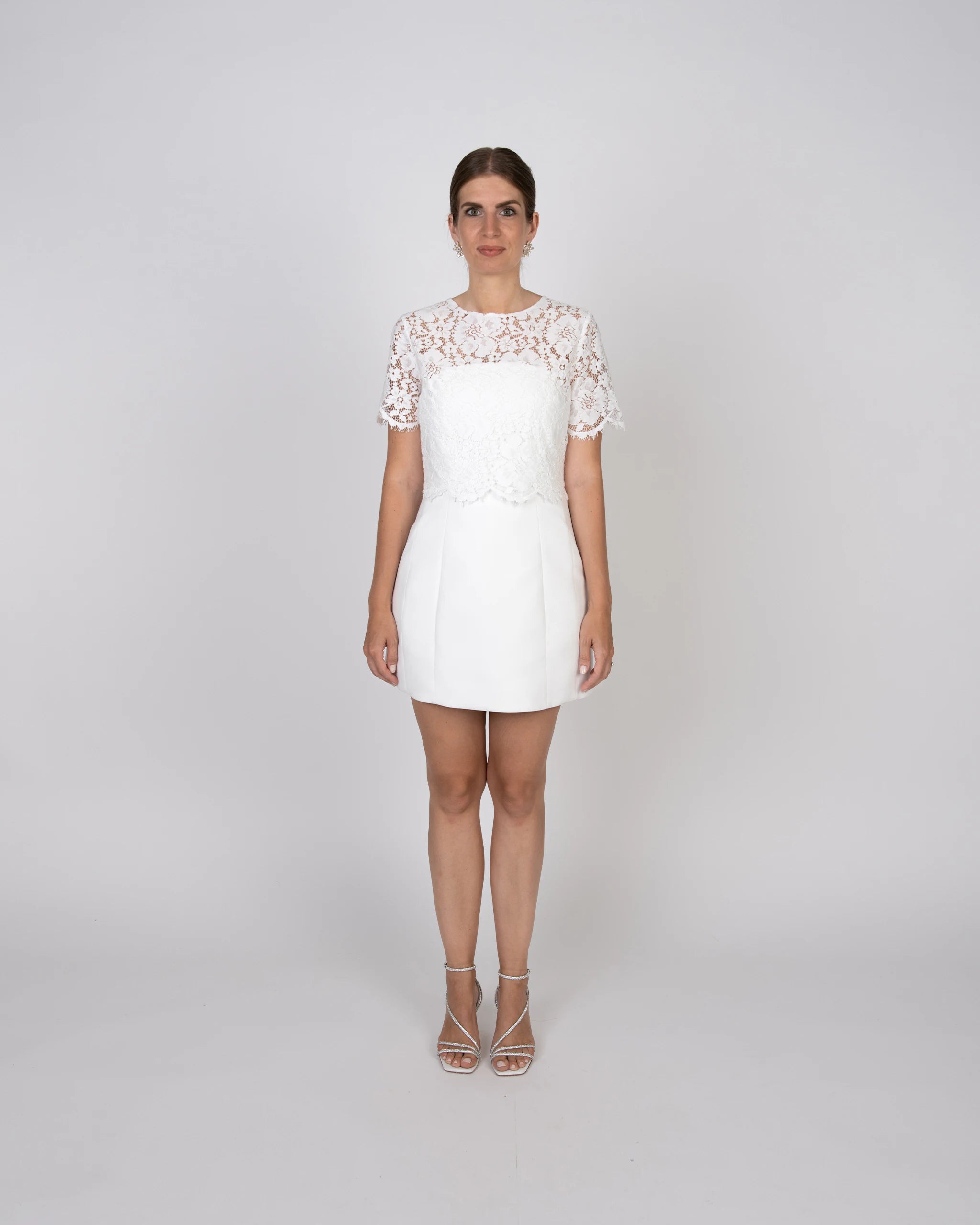 Schulterfreies Brautkleid für's Standesamt mit Croptop aus Spitze kombiniert - Ansicht vorne