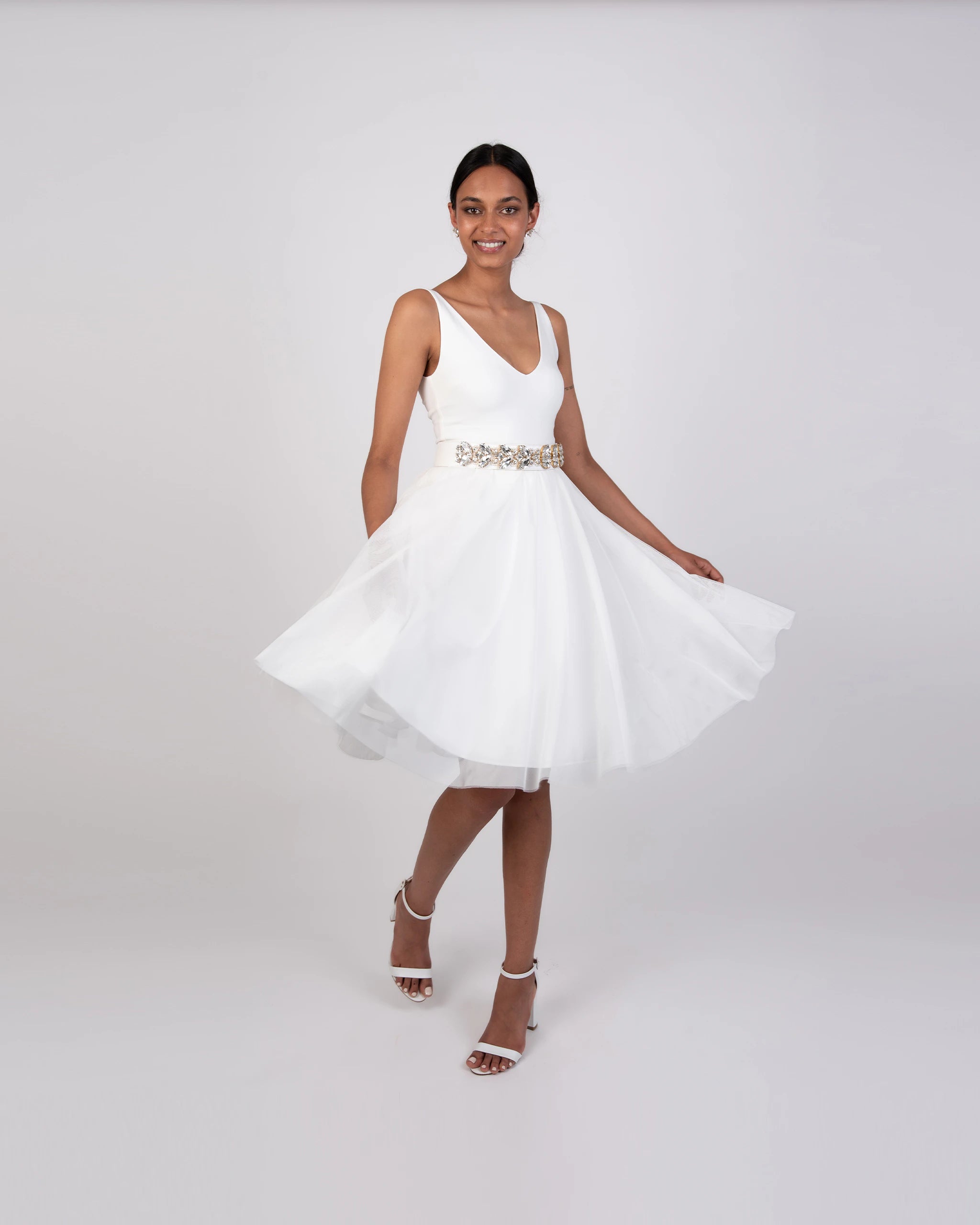 Kurzes Kleid für das Standesamt mit Tüllrock und schlichtem Brautbody