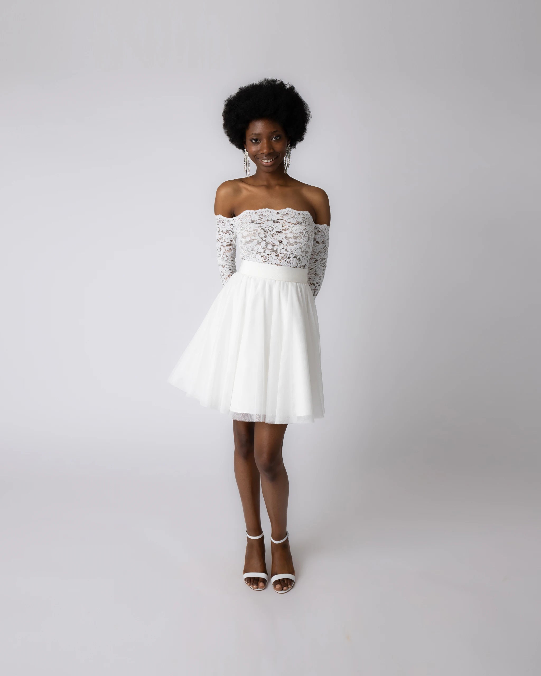 Kurzes Kleid für das Standesamt mit Boho-Spitze und Tüllrock Ansicht vorne