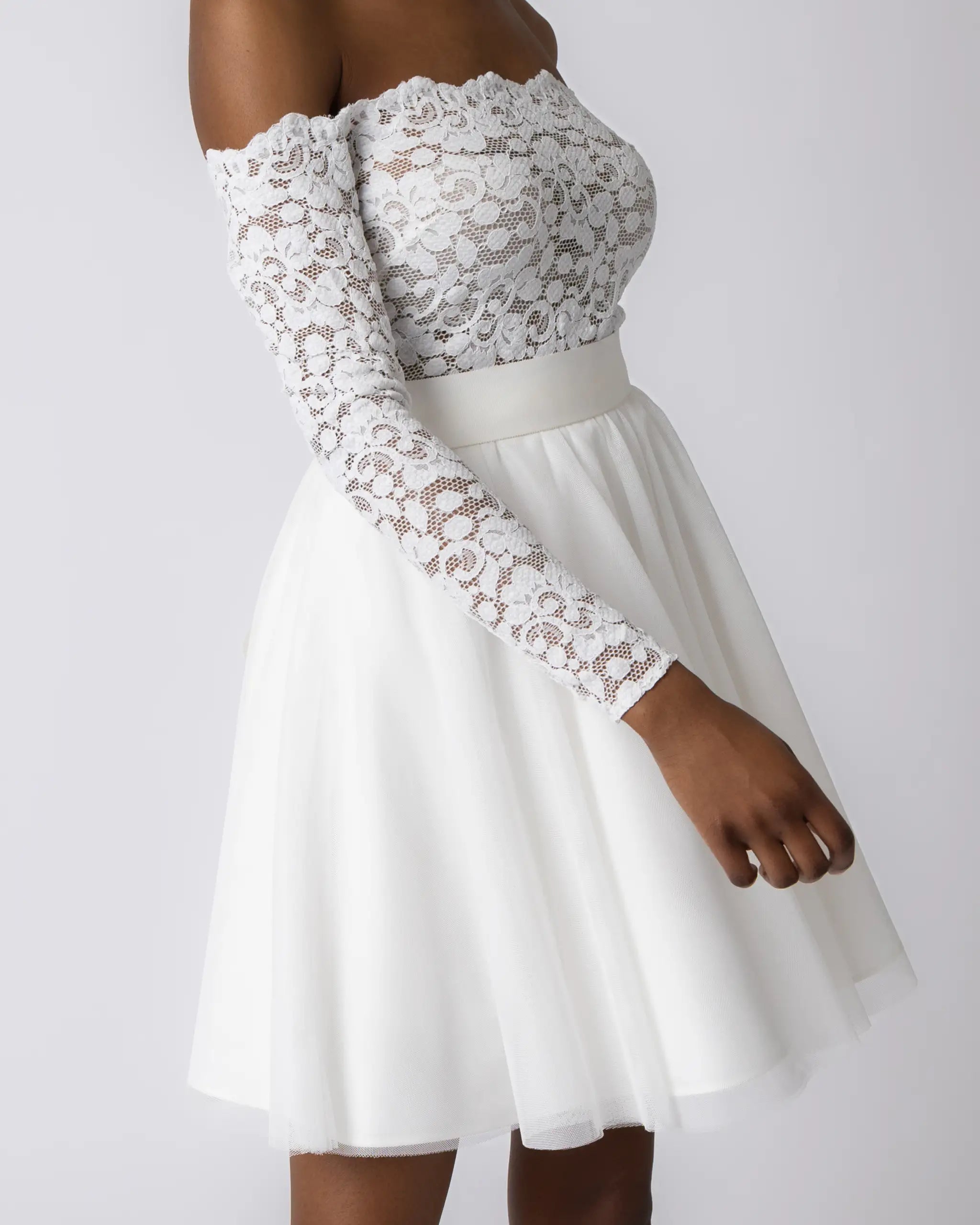 Kurzes Kleid für das Standesamt mit Boho-Spitze und Tüllrock Detailansicht