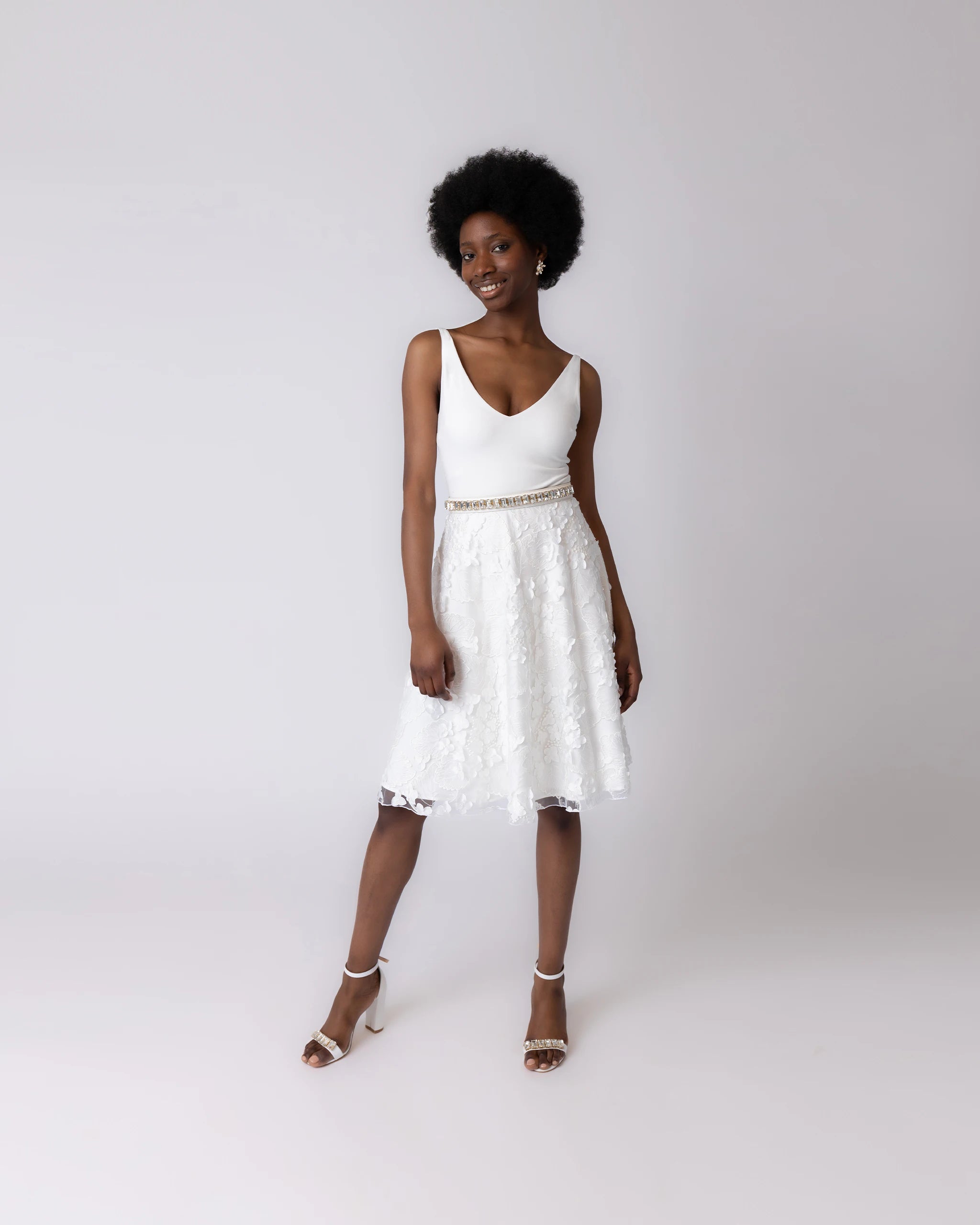 Knielanges Brautkleid mit 3D-Tüllrock für's Standesamt - Ansicht vorne