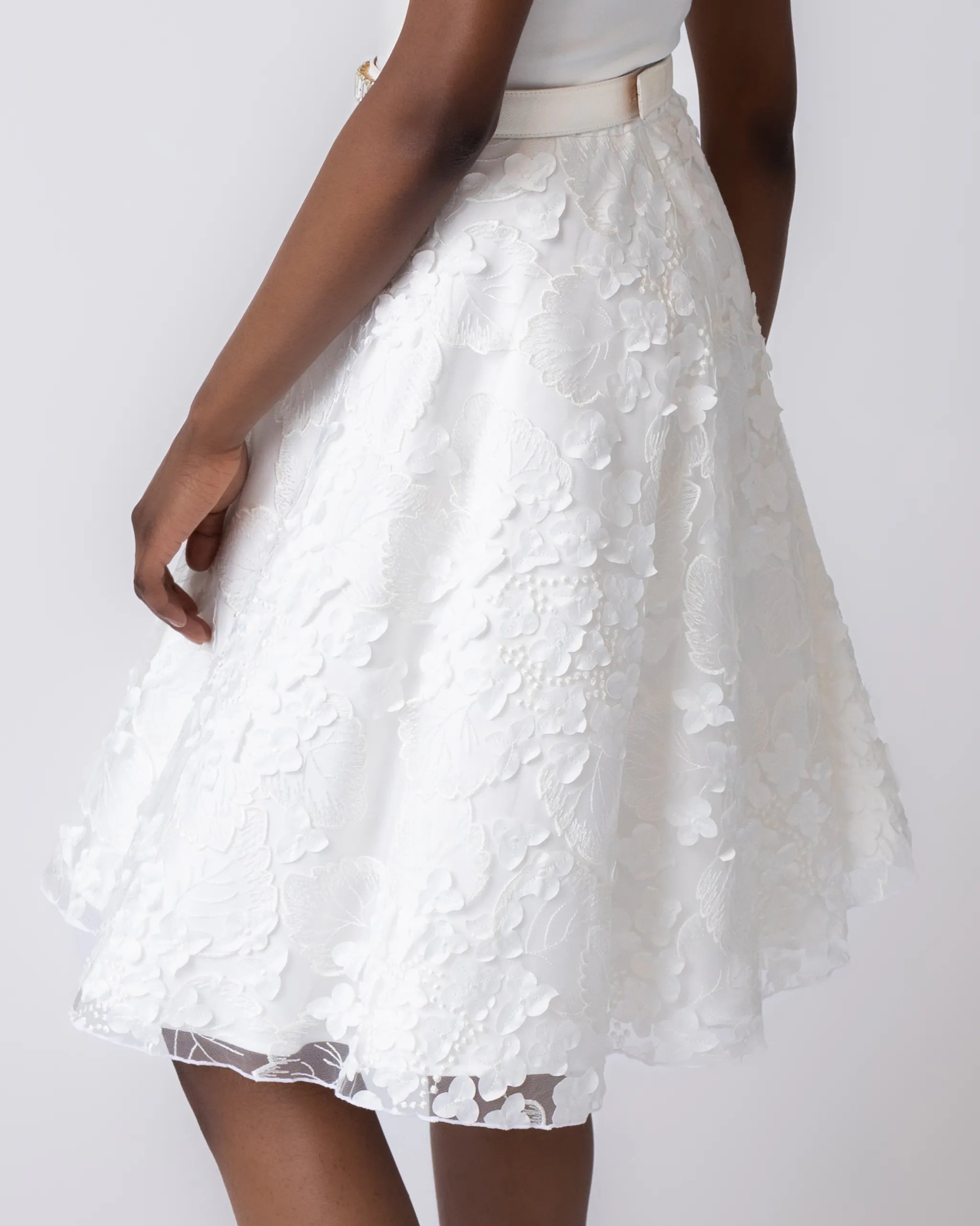 Knielanges Brautkleid mit 3D-Tüllrock für's Standesamt - Detailansicht