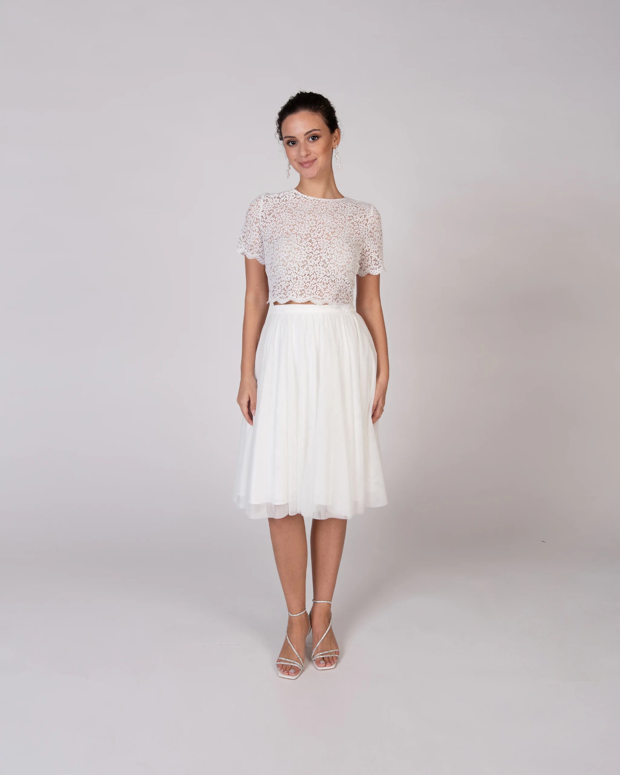 Kurzes Brautkeid mit knielangem Tüllrock und Spitzen Crop Top - Ansicht vorne