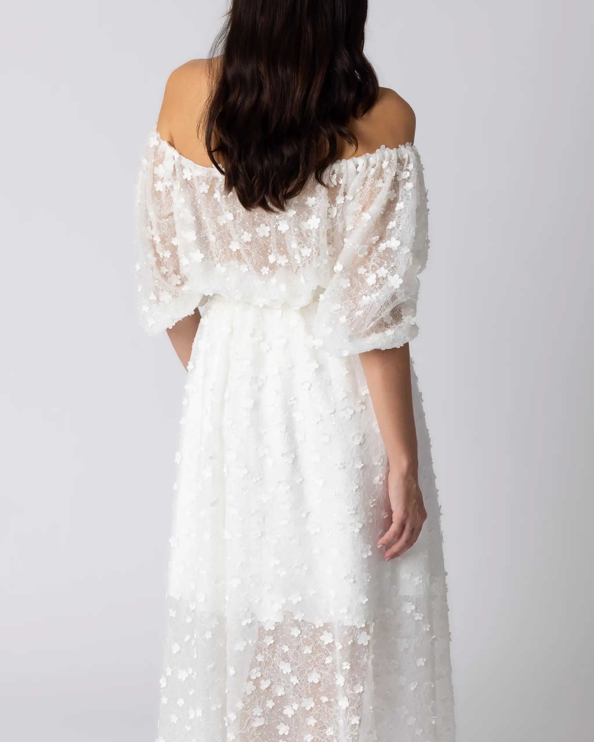 Raffiniertes Brautkleid mit asymmetrischem Überrock mit 3D-Blüten und Crop Top - Detailansicht