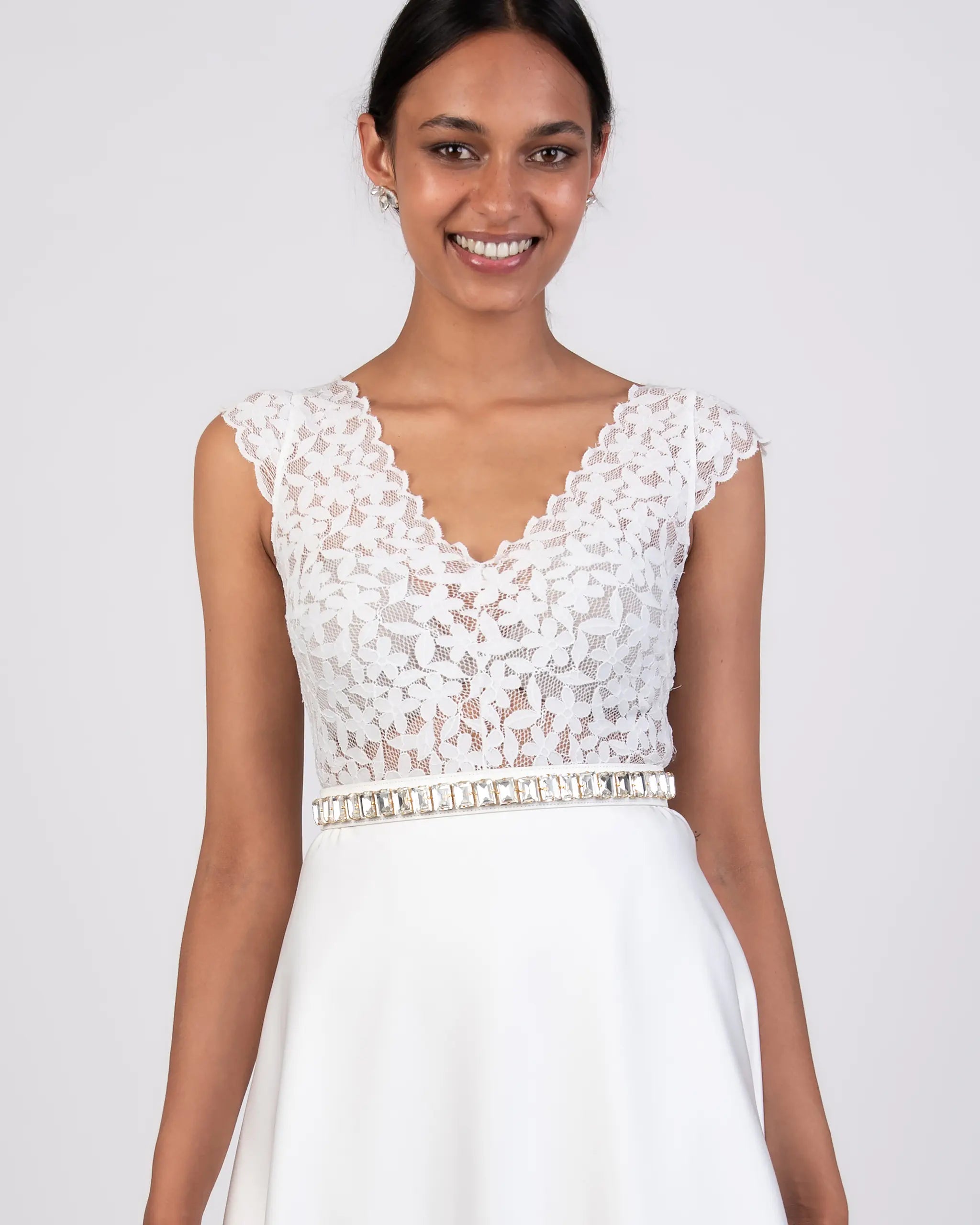 Kurzarm Brautbody aus floraler Spitze Ansicht vorne