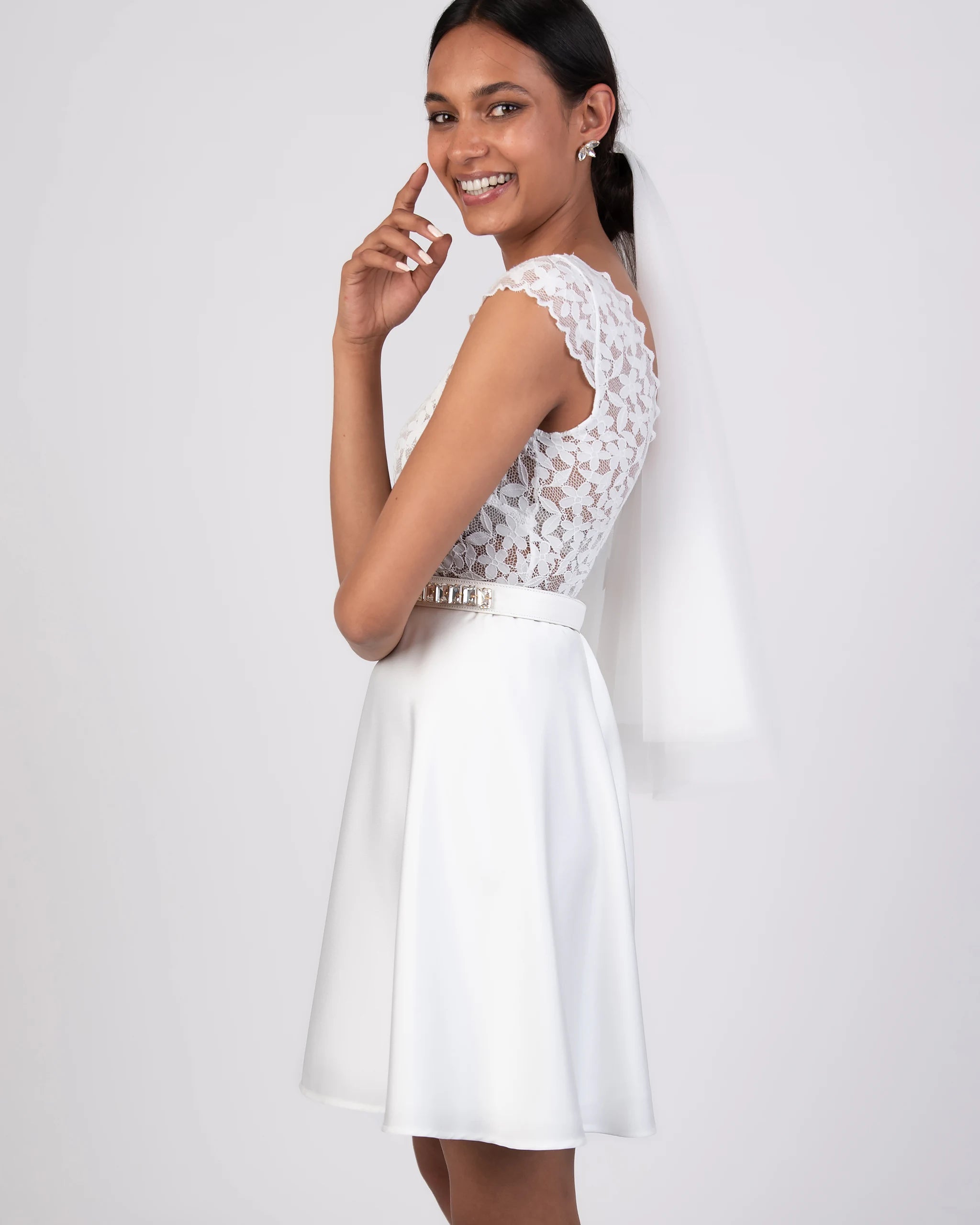 Kurzarm Brautbody aus floraler Spitze Ansicht Seite