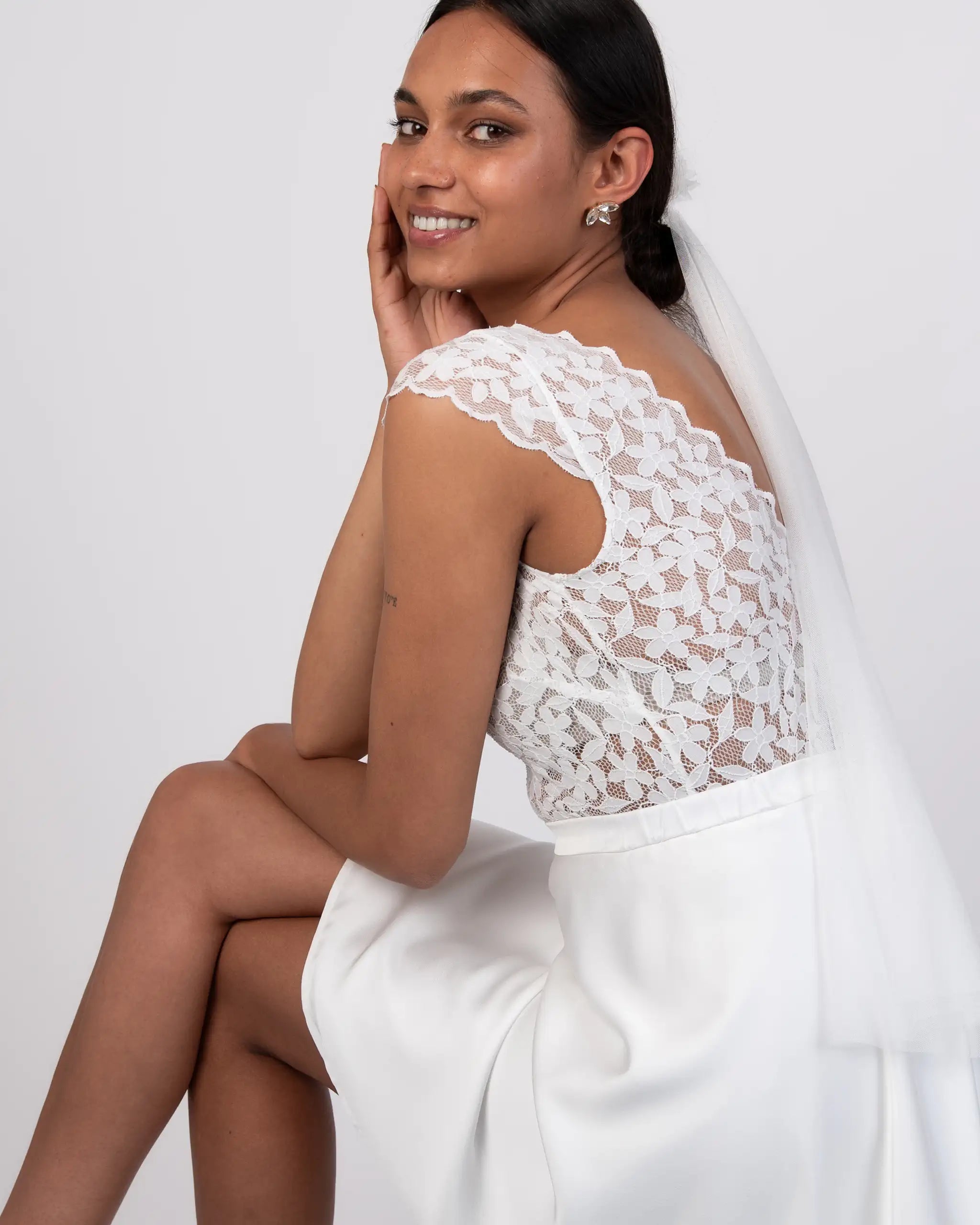 Kurzarm Brautbody aus floraler Spitze Nahaufnahme